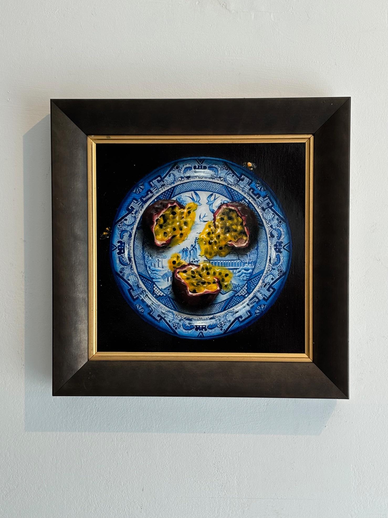 3 Frutti della passione  - pittura originale realistica di natura morta con frutta - arte contemporanea - Painting di Niggy Dowler