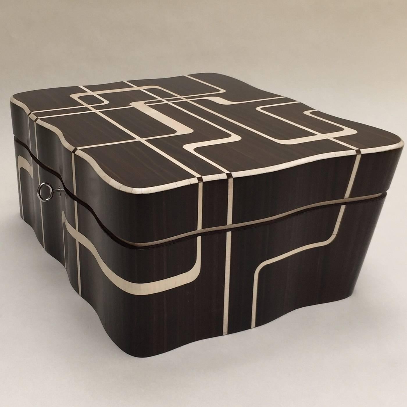 The brightness of the maple, the intensity of the ebony. The dark of the night and the light of the day reveal in the harmonious balance of the coloured inlays of these jewellery boxes. A delicate twine of lines creating a visual chiaroscuro effect,