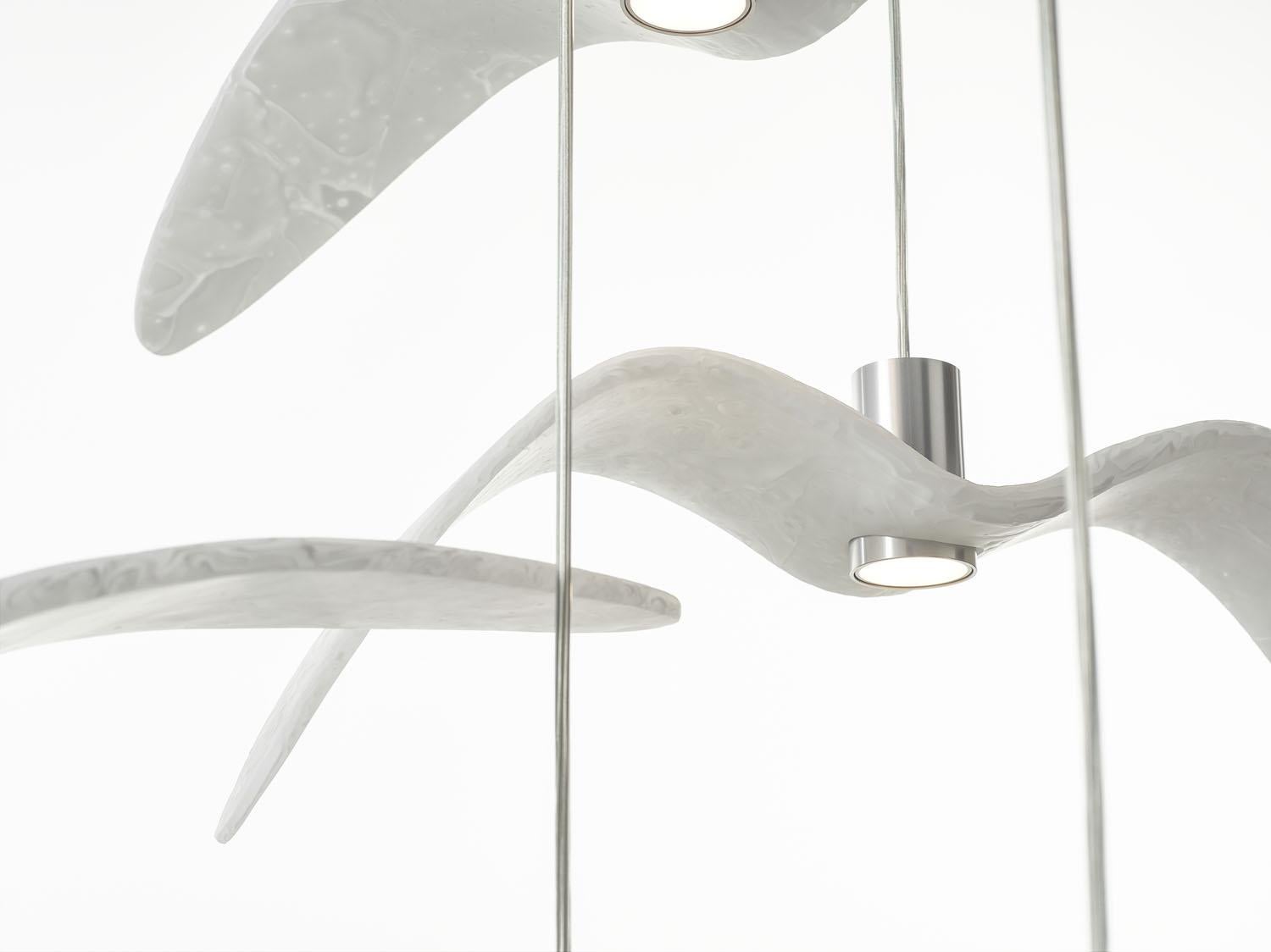 Moderno Ciondolo Night Birds di Brokis con paralume opalino BROKISGLASS e corda nera in vendita