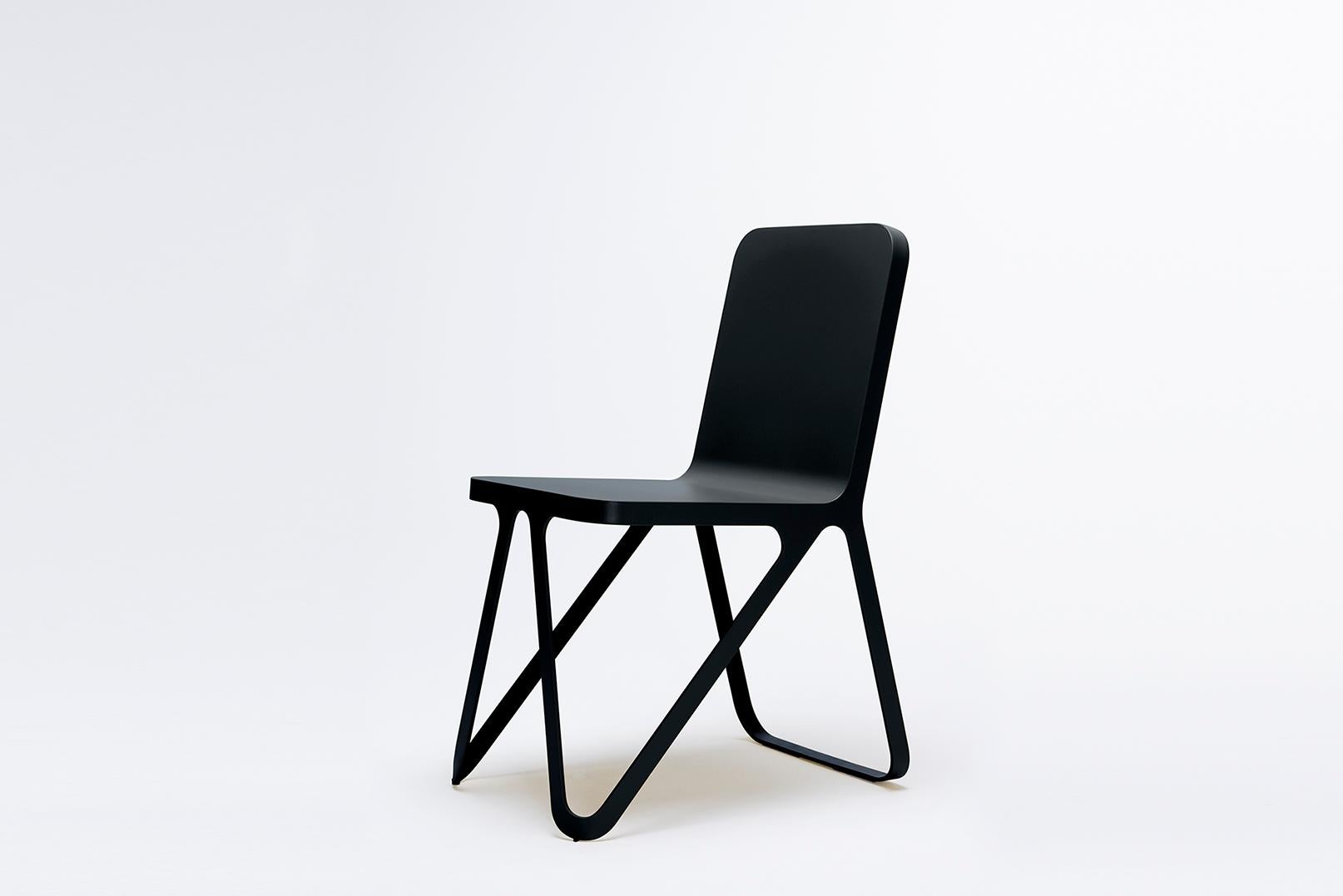 Night black loop chair by Sebastian Scherer
Dimensions: D 57x W 40 x H 80 cm.
Material: aluminium.
Weight: 5.1 kg.
Also available: colors: snow white / light sand / sun yellow / clay orange / rust red / space blue / graphite grey / dark bronze /