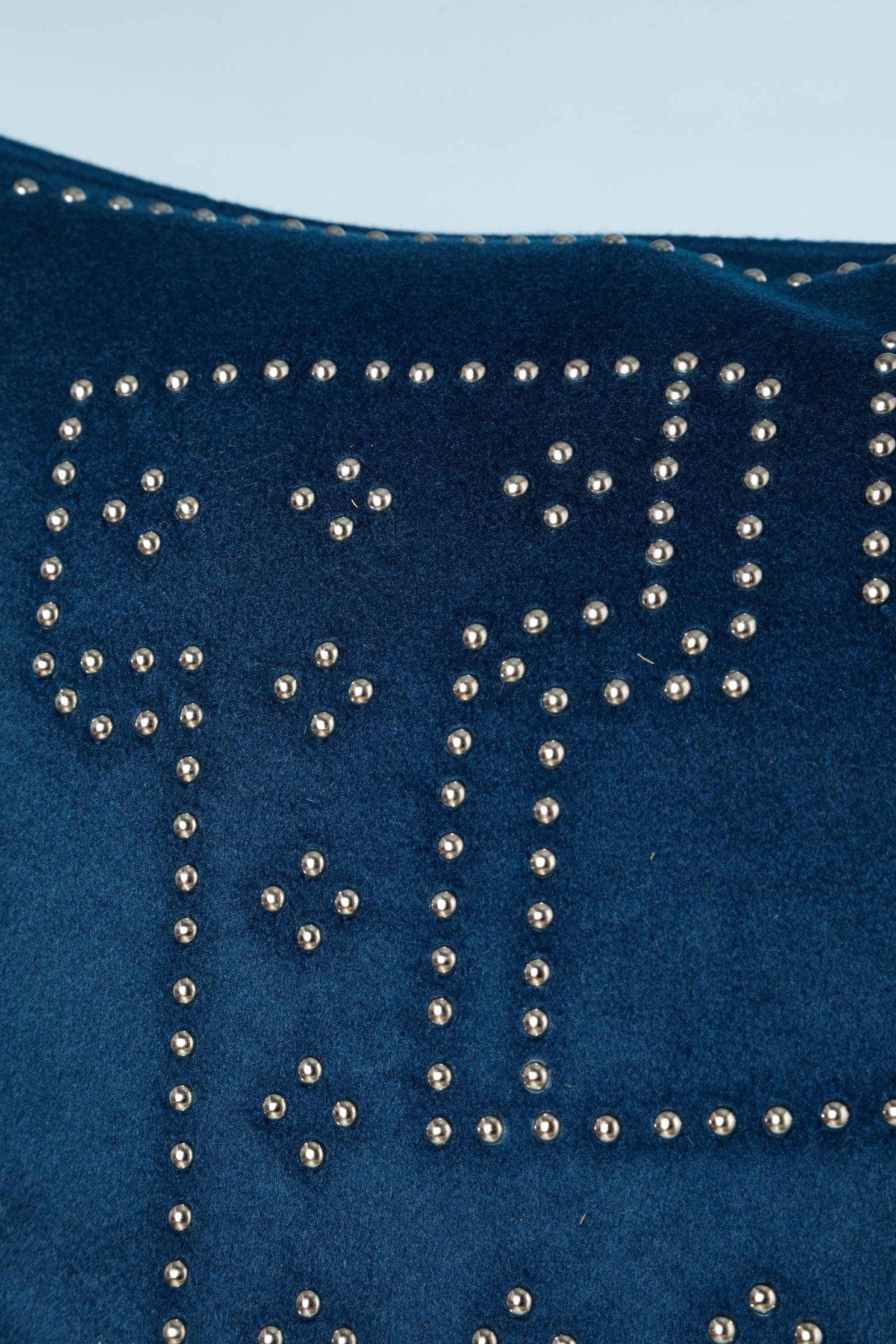 Boîtier d'oreiller en cachemire bleu nuit avec clous métalliques « H ».
TAILLE 48 cm X 48 cm 
10 pièces disponibles de la même taille et de la même couleur