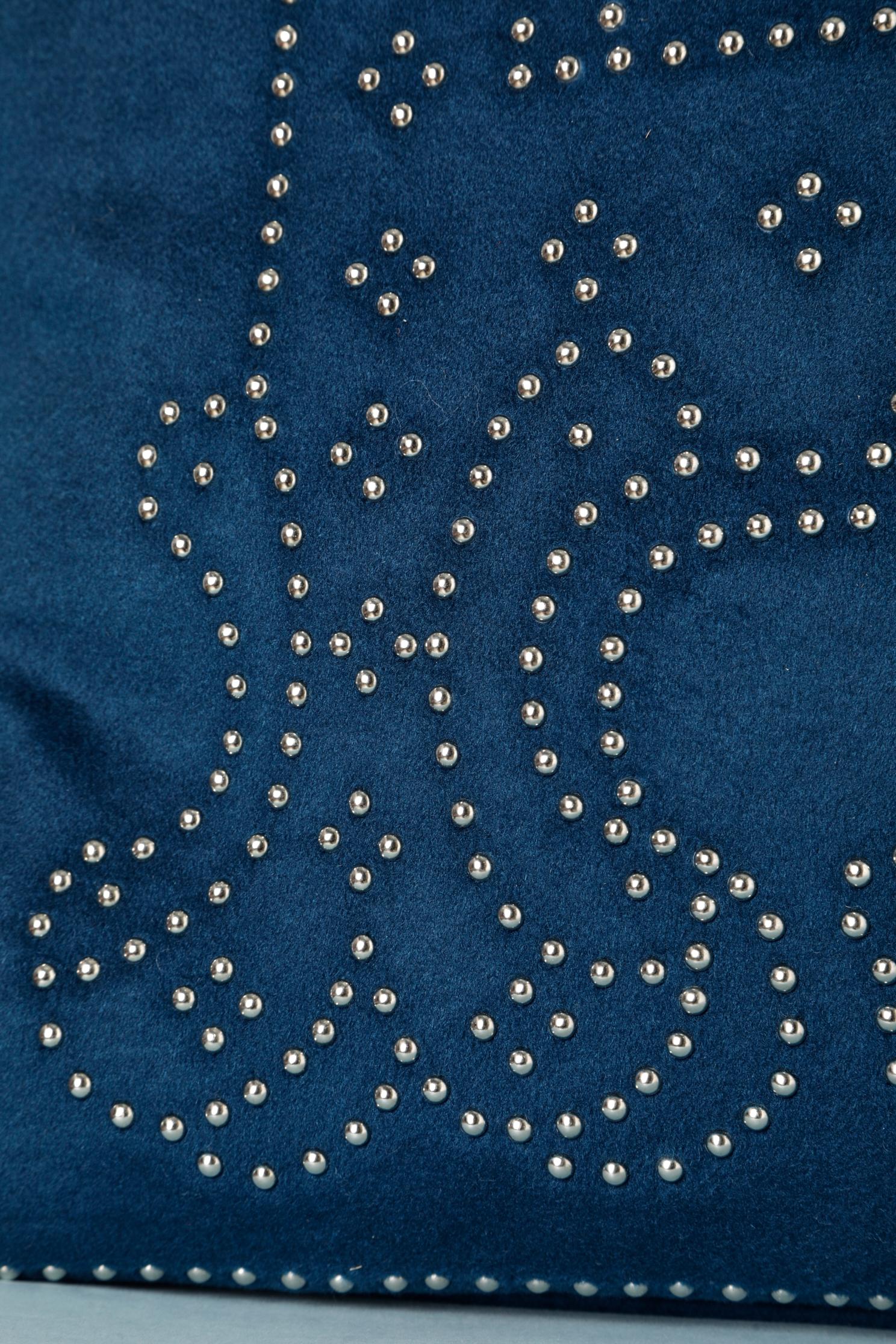 Bleu Boîtier d'oreiller en cachemire bleu nuit avec clous métalliques « H ». en vente