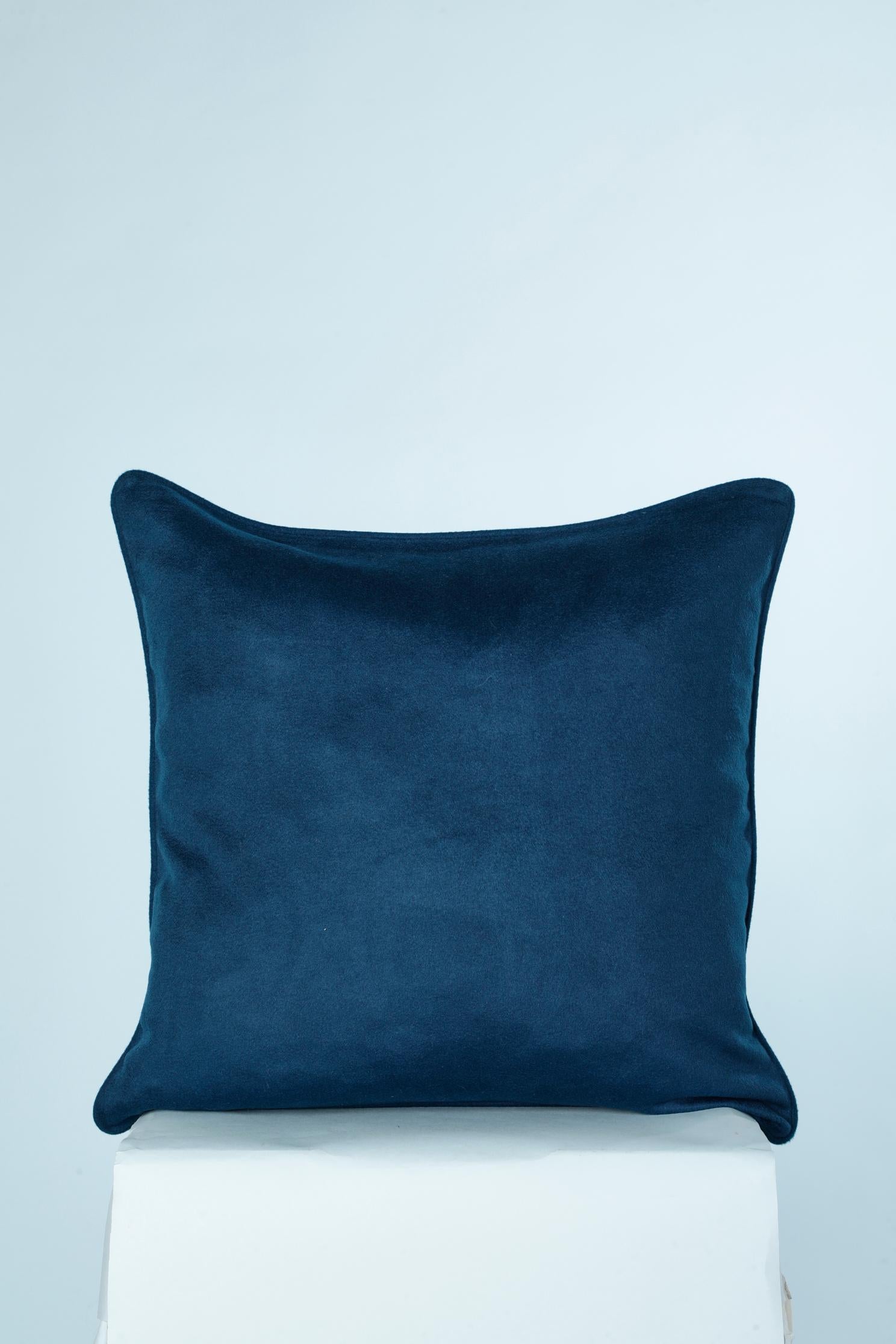 Boîtier d'oreiller en cachemire bleu nuit avec clous métalliques « H ». Unisexe en vente