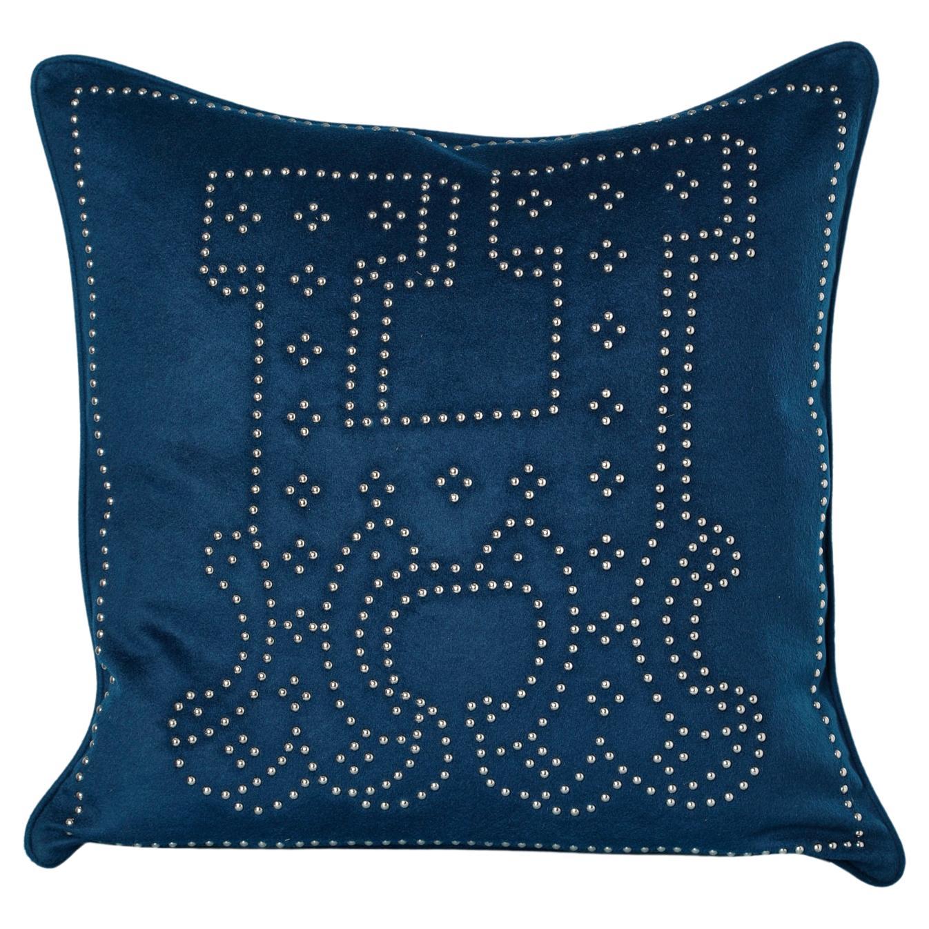 Boîtier d'oreiller en cachemire bleu nuit avec clous métalliques « H ». en vente