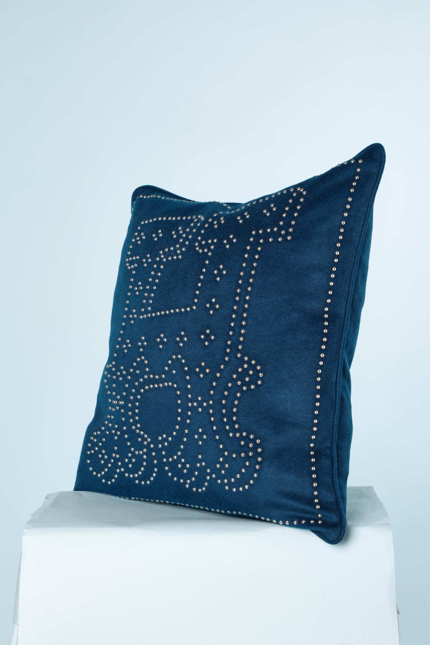 Bleu Boîtier d'oreiller en cachemire bleu nuit avec clous métalliques « H ». Hermès  en vente