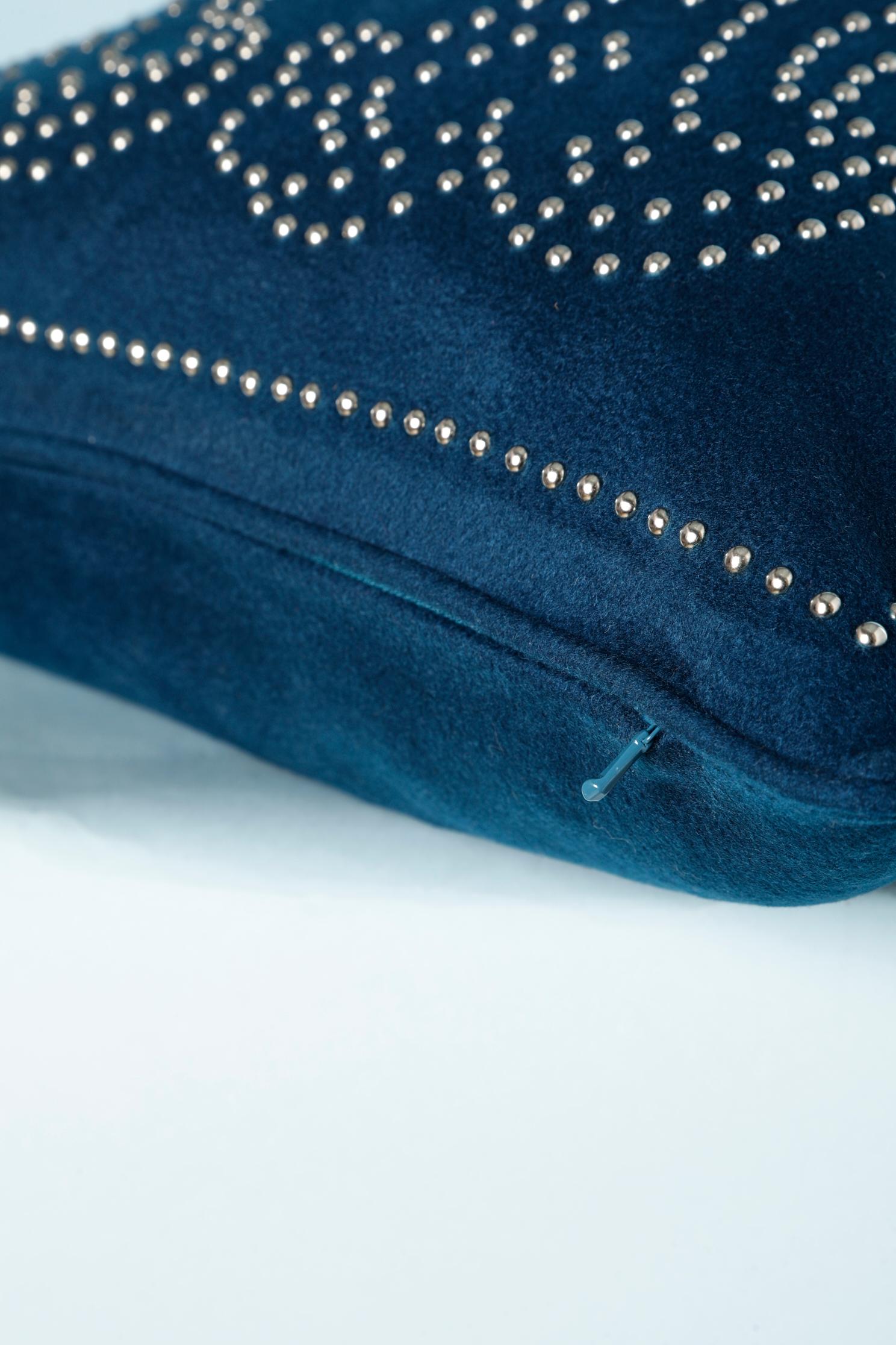 Boîtier d'oreiller en cachemire bleu nuit avec clous métalliques « H ». Hermès  Unisexe en vente