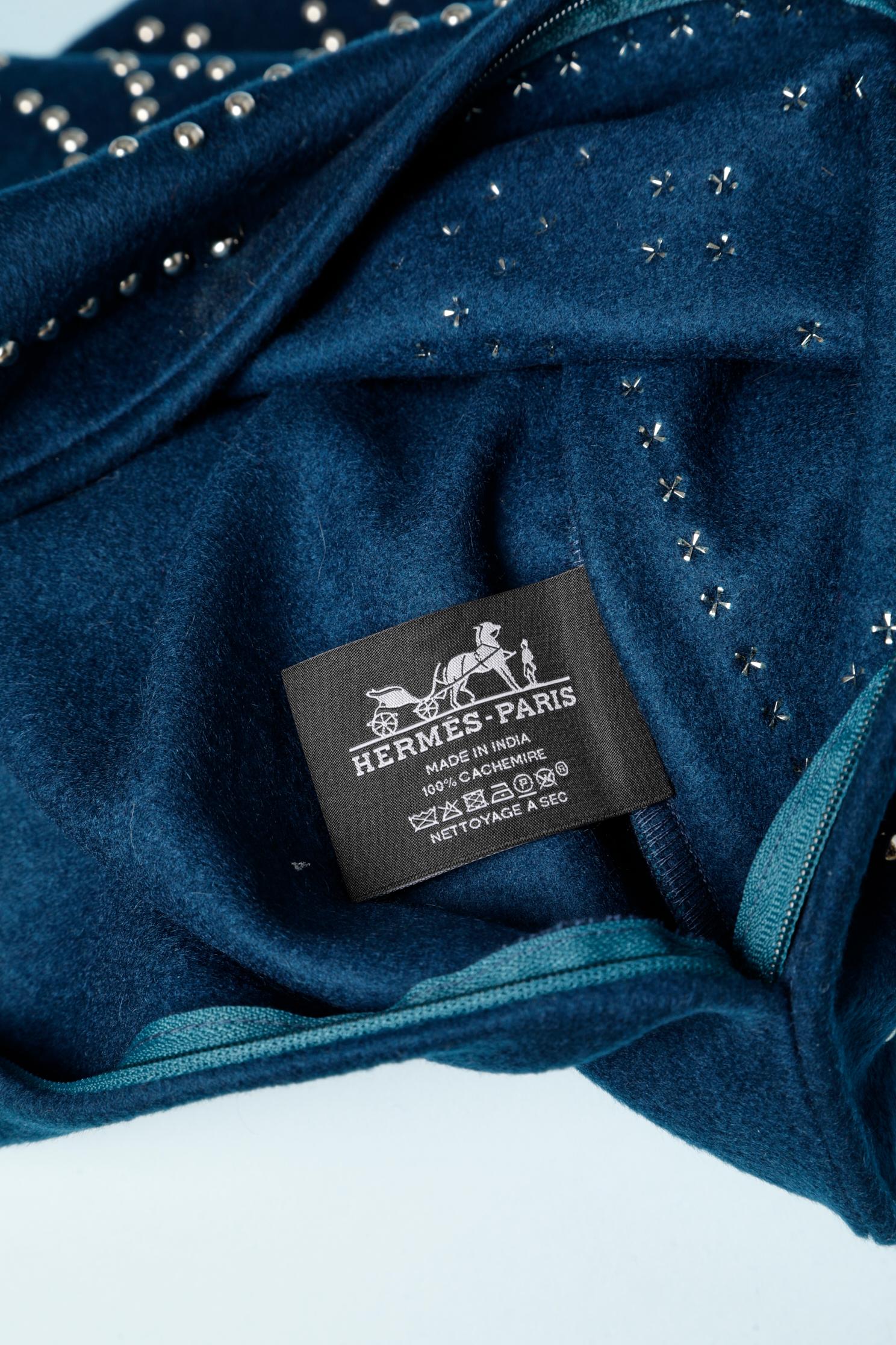 Nachtblaues Kaschmir-Kissengehäuse mit Metallic-Ohrsteckern „H“. Hermès  im Angebot 1