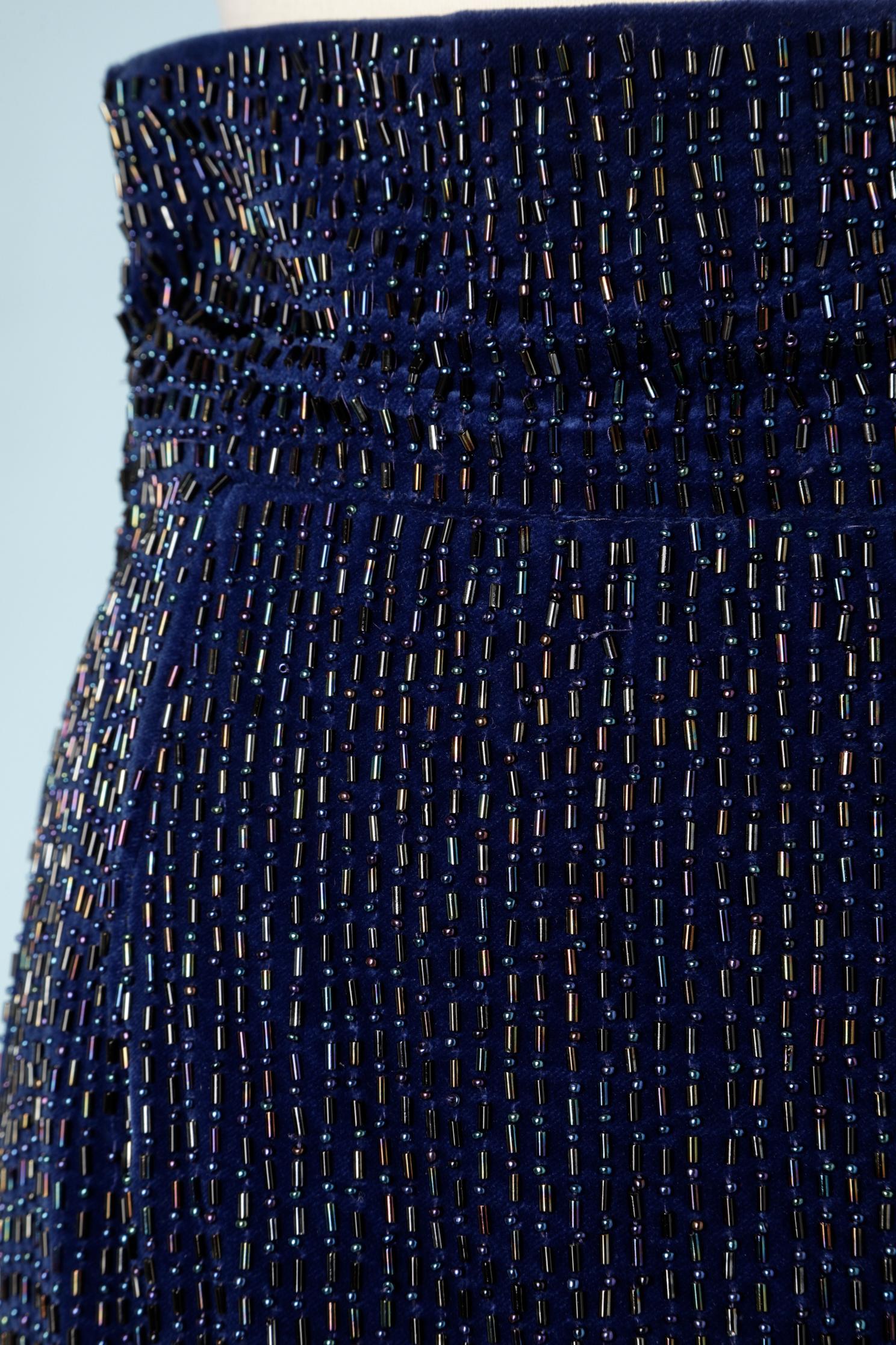 Night blue fully beaded pencil skirt on velvet base.
SIZE 42 (It) M