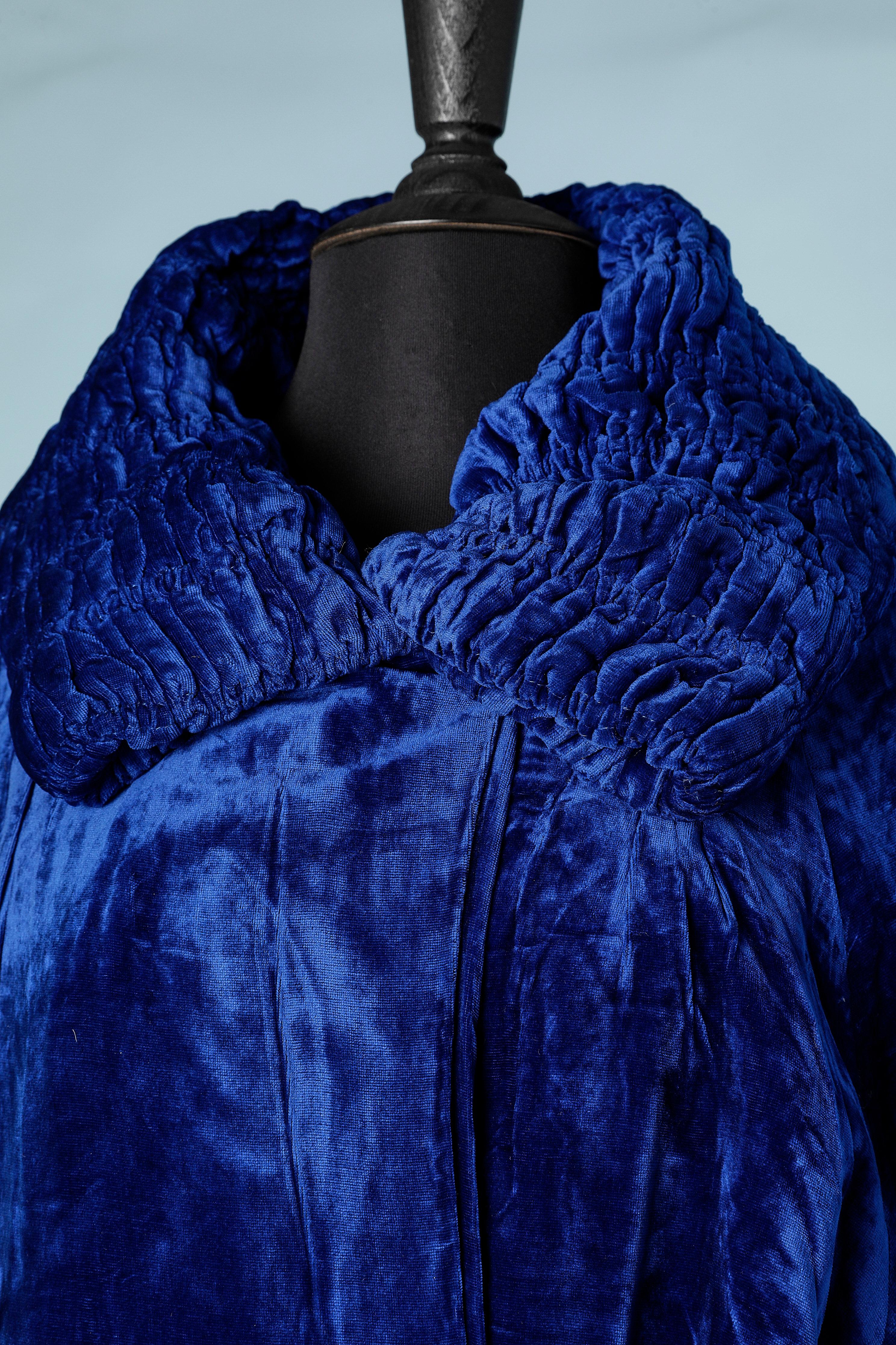 Night blue silk velvet Opera coat. 2 buttons, one on the top, one on the side hips ( in wood) White satin lining
SIZE L 
