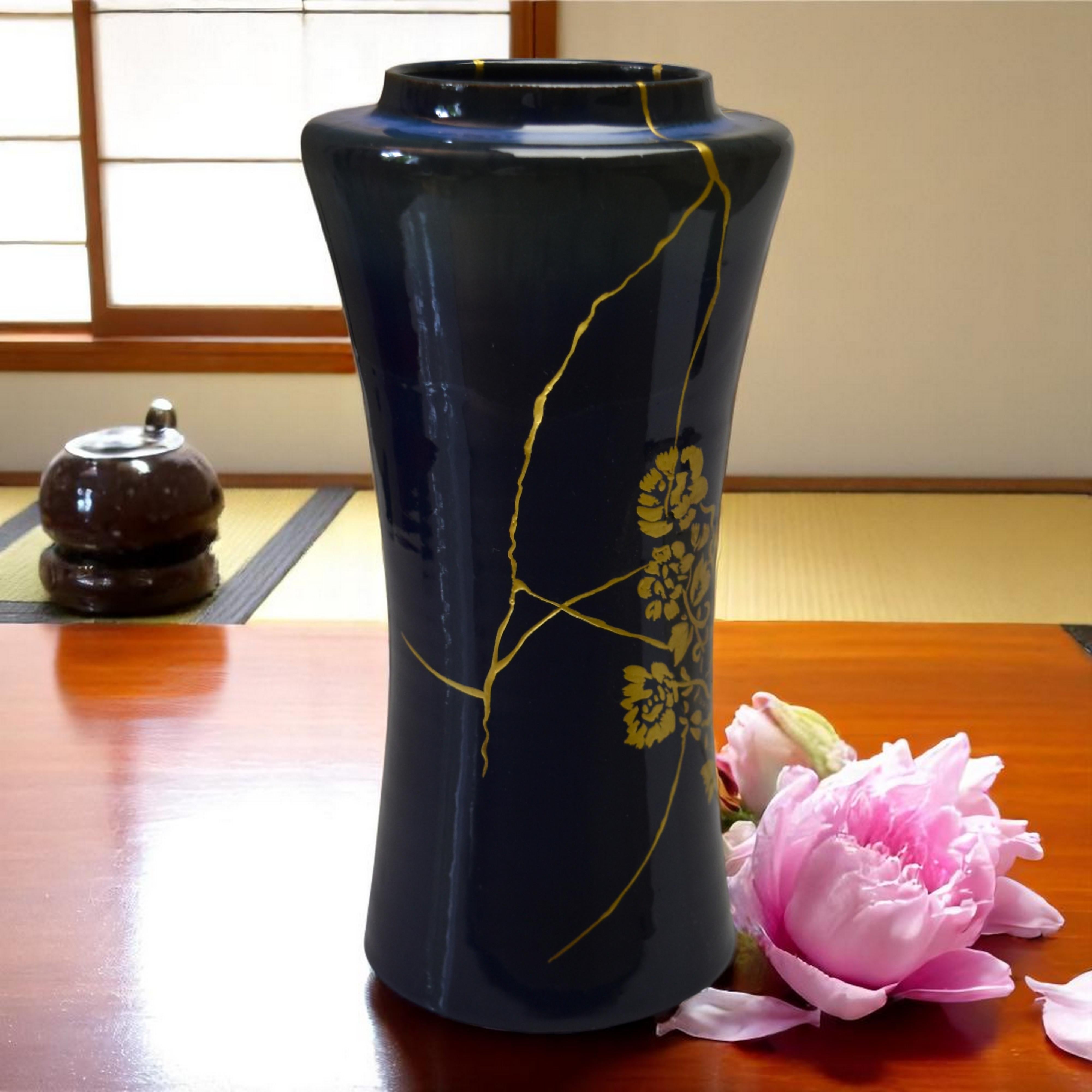 Eleganza rinnovata: Vaso in ceramica nera opaca con Kintsugi in oro 22K e uccelli applicati

Scopri un vaso in ceramica nera opaca dalla raffinatezza sottile, impreziosito da un'elegante decorazione di due uccelli stilizzati applicati. Con