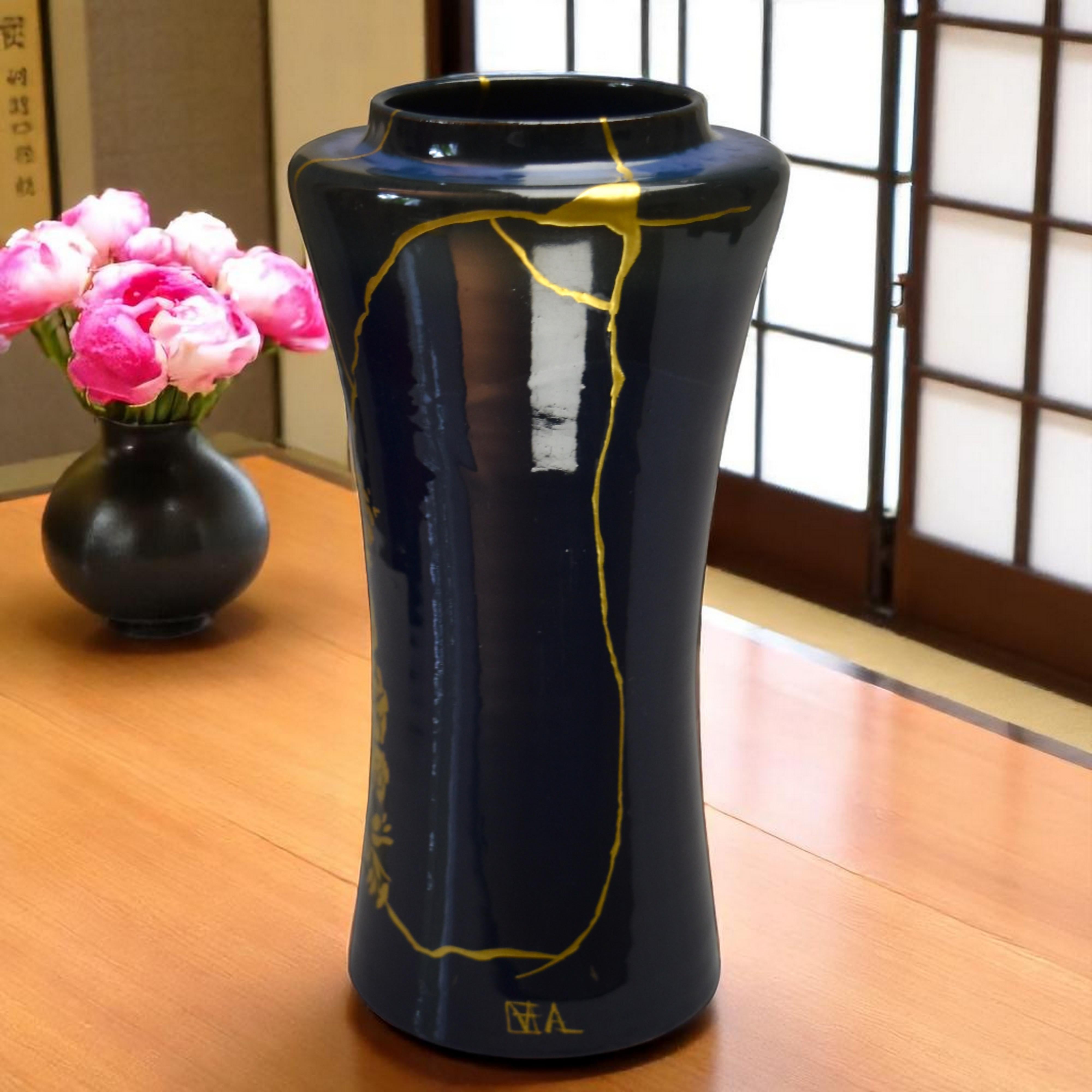 XXI secolo e contemporaneo Vaso in gres blu notte - Kintsugi oro e Maki-e in vendita
