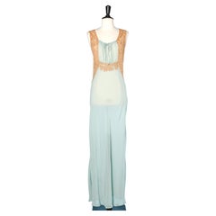 Nachtkleid aus blassblauem Seidenchiffon mit beige Spitze appliqu Circa 1920