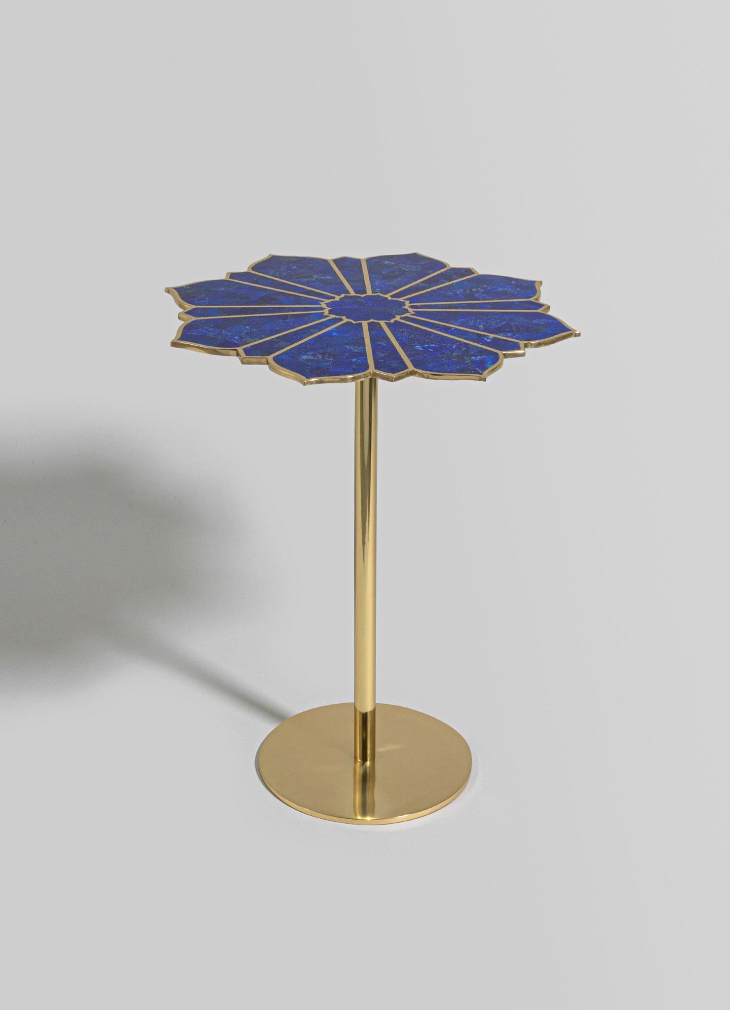 Table d'appoint Night Jasmine Large en laiton et pierre semi-précieuse, Viya by Vikram Goyal

Sans limites, vibrant et imaginé, un jardin indien est convoqué à la table. Ici, les invités dégagent des senteurs singulières de jasmin, de lilas et de