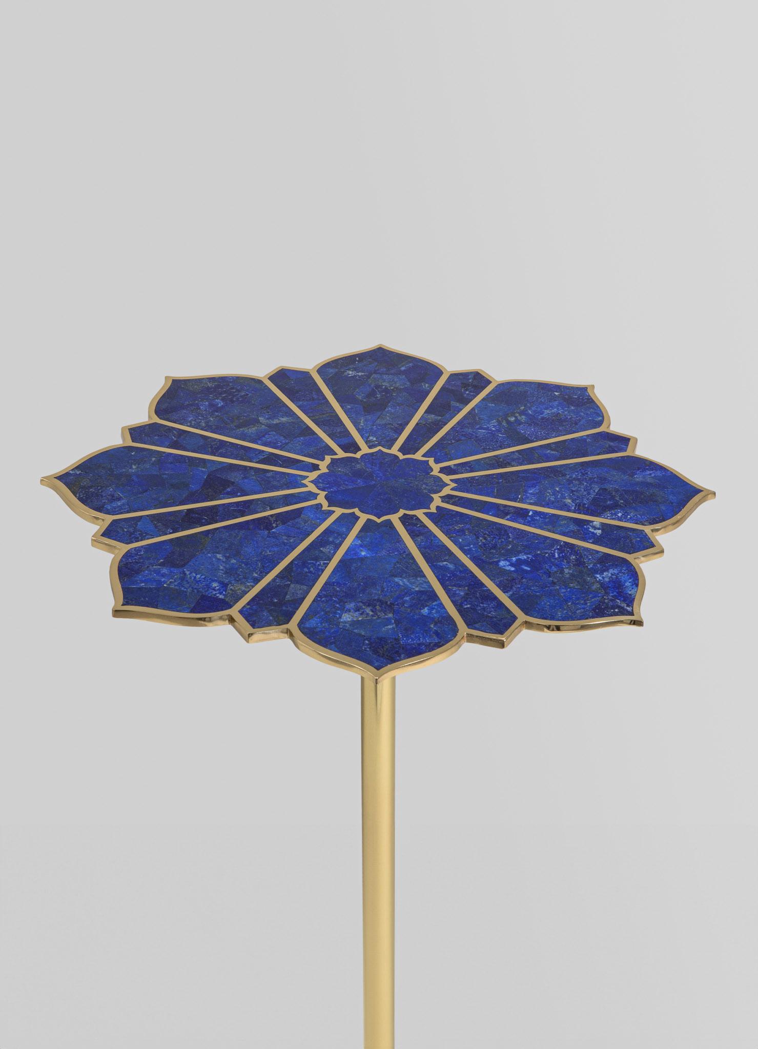 Indien Table d'appoint Night Jasmine Large en laiton et pierres semi-précieuses en vente