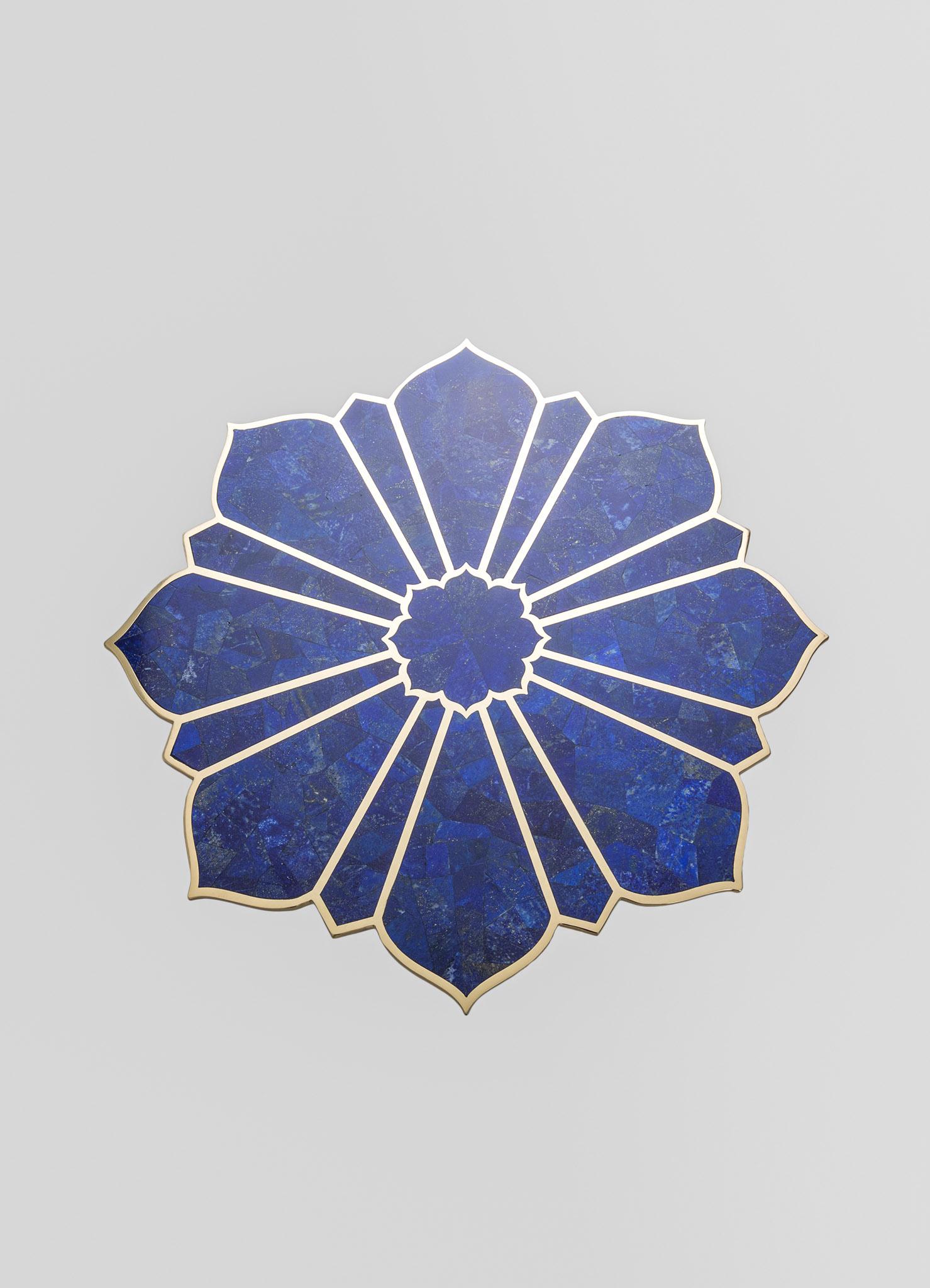 Moulage Table d'appoint Night Jasmine Large en laiton et pierres semi-précieuses en vente