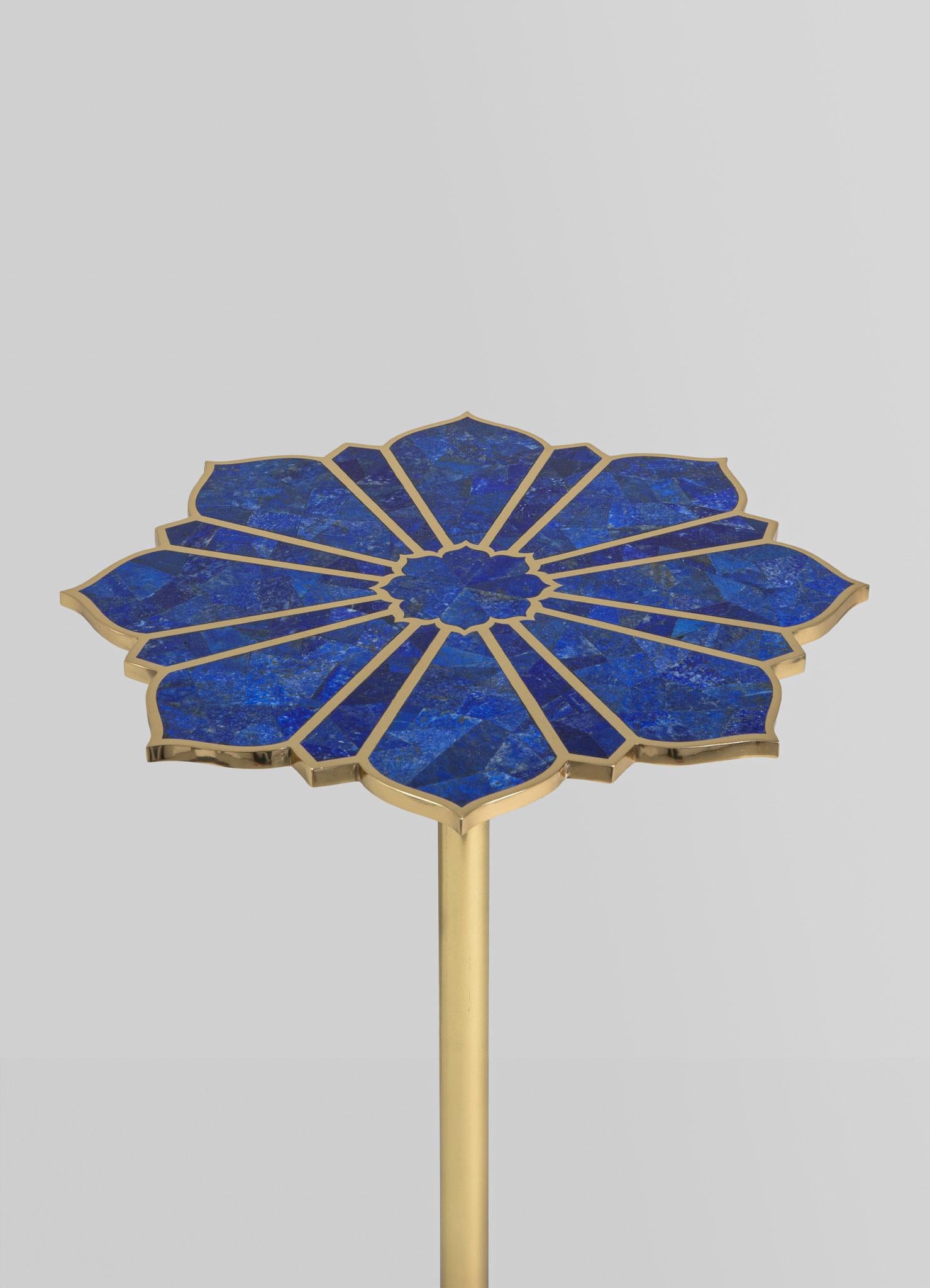 Indien Table d'appoint Night Jasmine Small en laiton et pierres semi-précieuses en vente