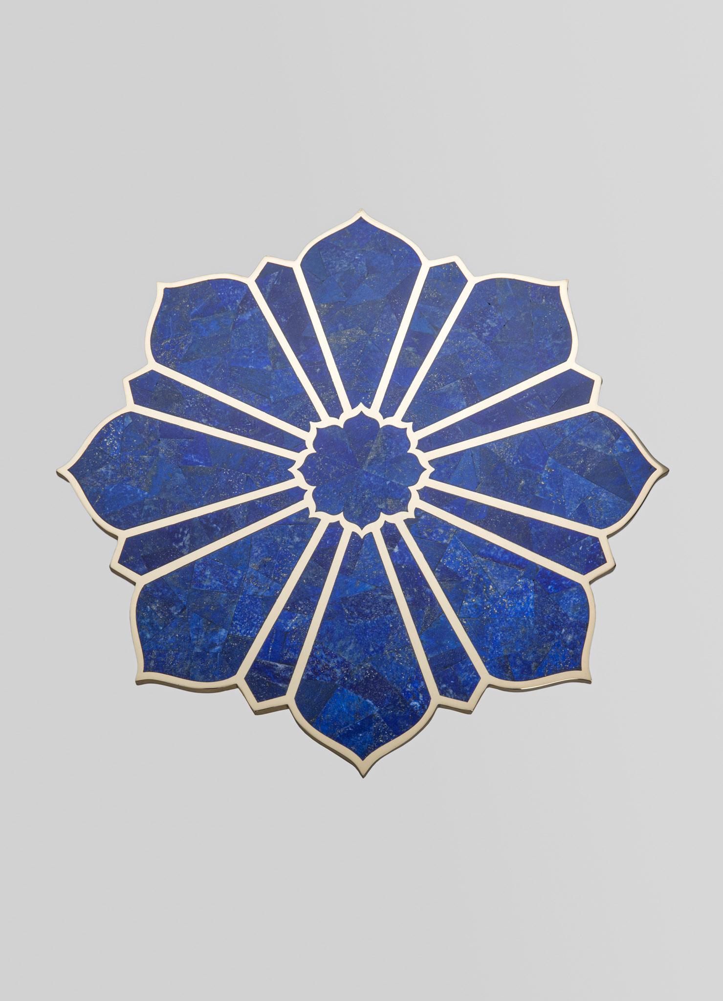 Moulage Table d'appoint Night Jasmine Small en laiton et pierres semi-précieuses en vente