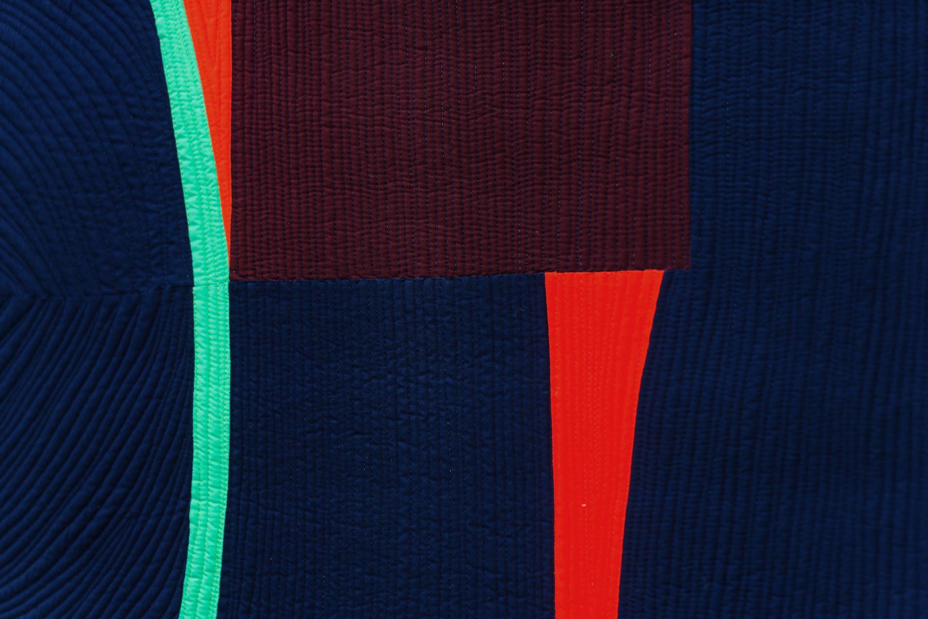 Die zeitgenössische Textilkünstlerin Gerri Spilka nimmt gewöhnliche Baumwollstücke und verwandelt sie in kraftvolle Collagen aus leuchtenden Farben. Dabei verbindet sie disparate Elemente des Quiltens, der modernen Abstraktion und der menschlichen