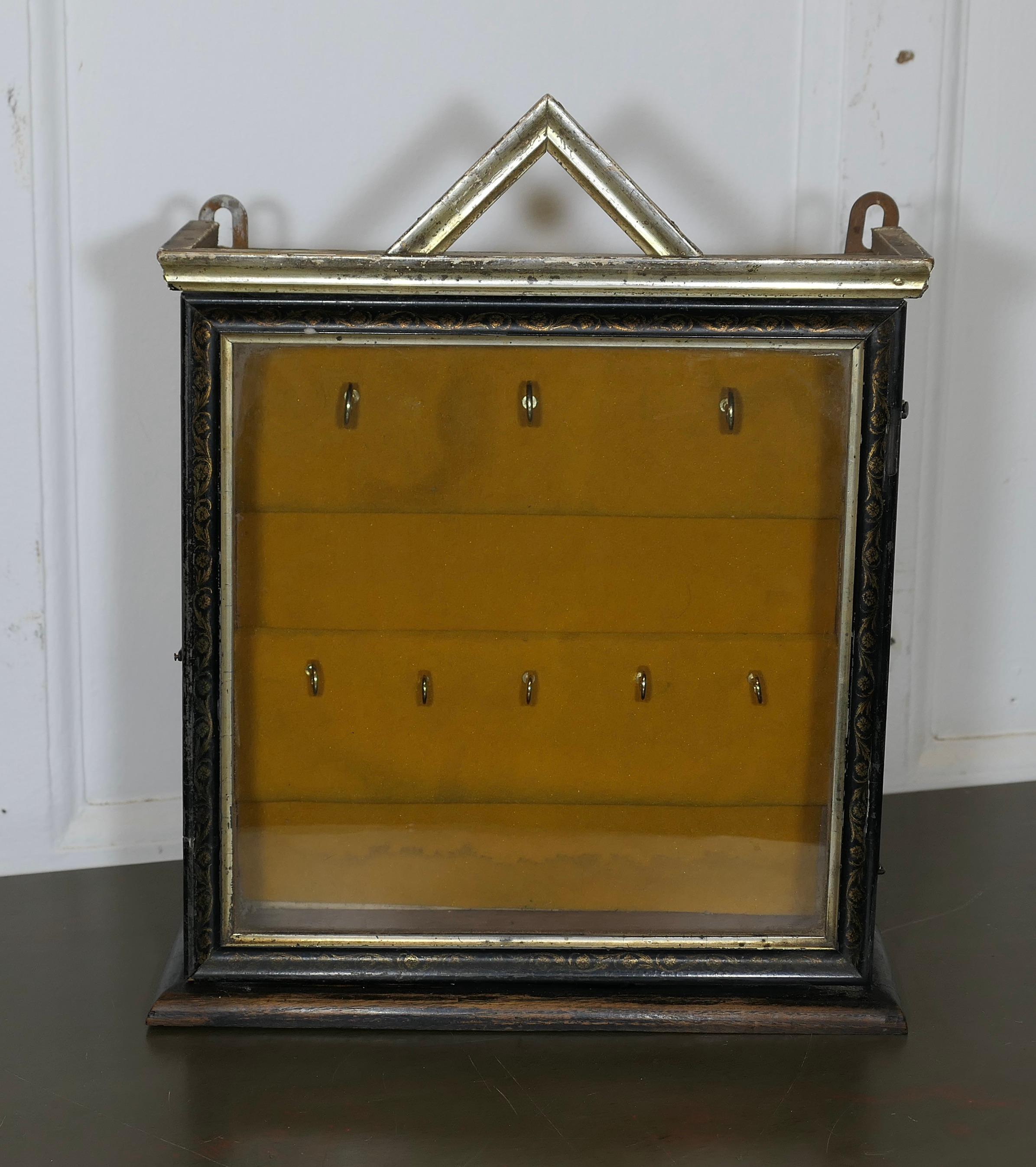Armoire à clés doublée Night Porters 

Petite armoire à clés en verre doublée de velours doré avec 8 crochets, l'armoire peut être accrochée au mur.
Le meuble est décoratif et en bon état,  il mesure 14