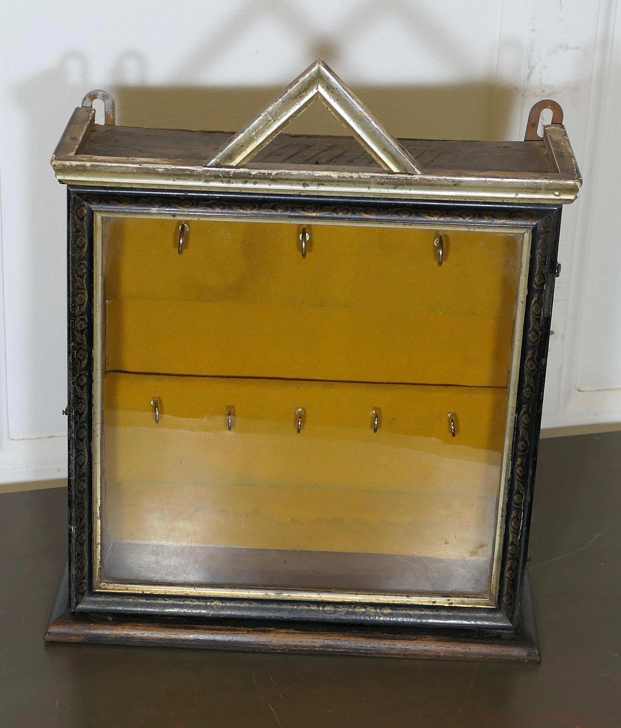 Victorien Armoire à clés doublée Night Porters   Une petite clé à façade en verre en vente