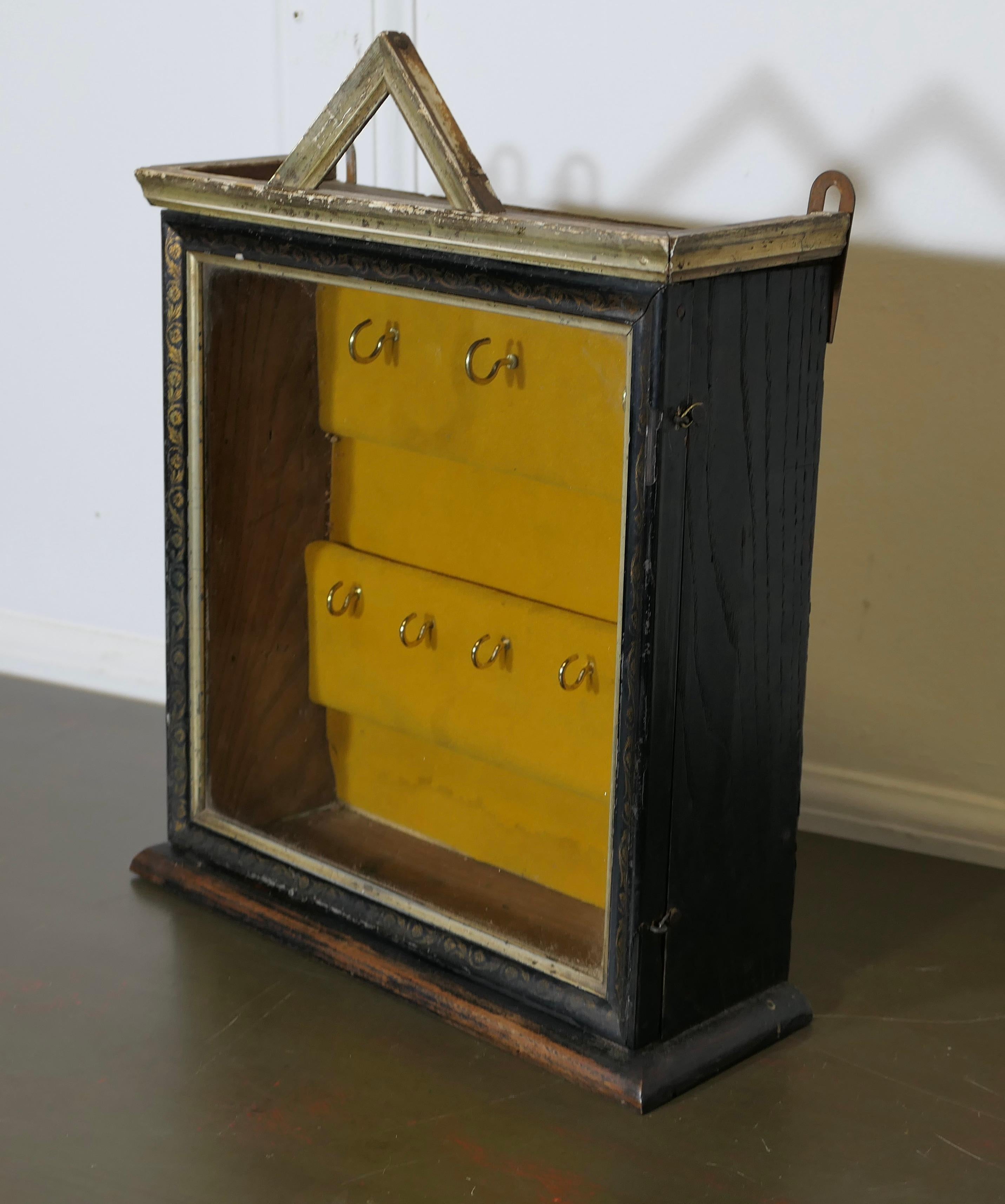 Armoire à clés doublée Night Porters   Une petite clé à façade en verre Bon état - En vente à Godshill, Isle of Wight