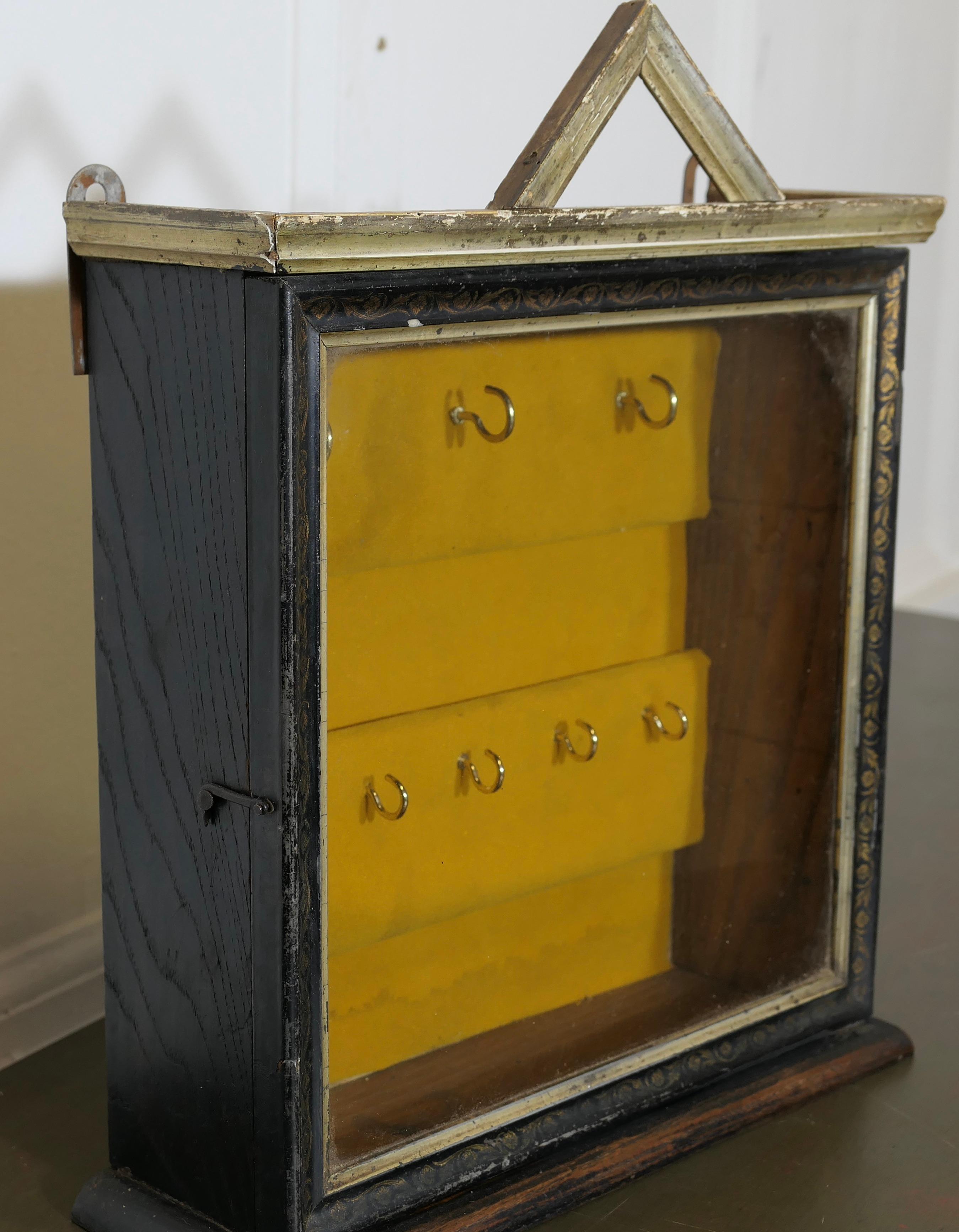XIXe siècle Armoire à clés doublée Night Porters   Une petite clé à façade en verre en vente