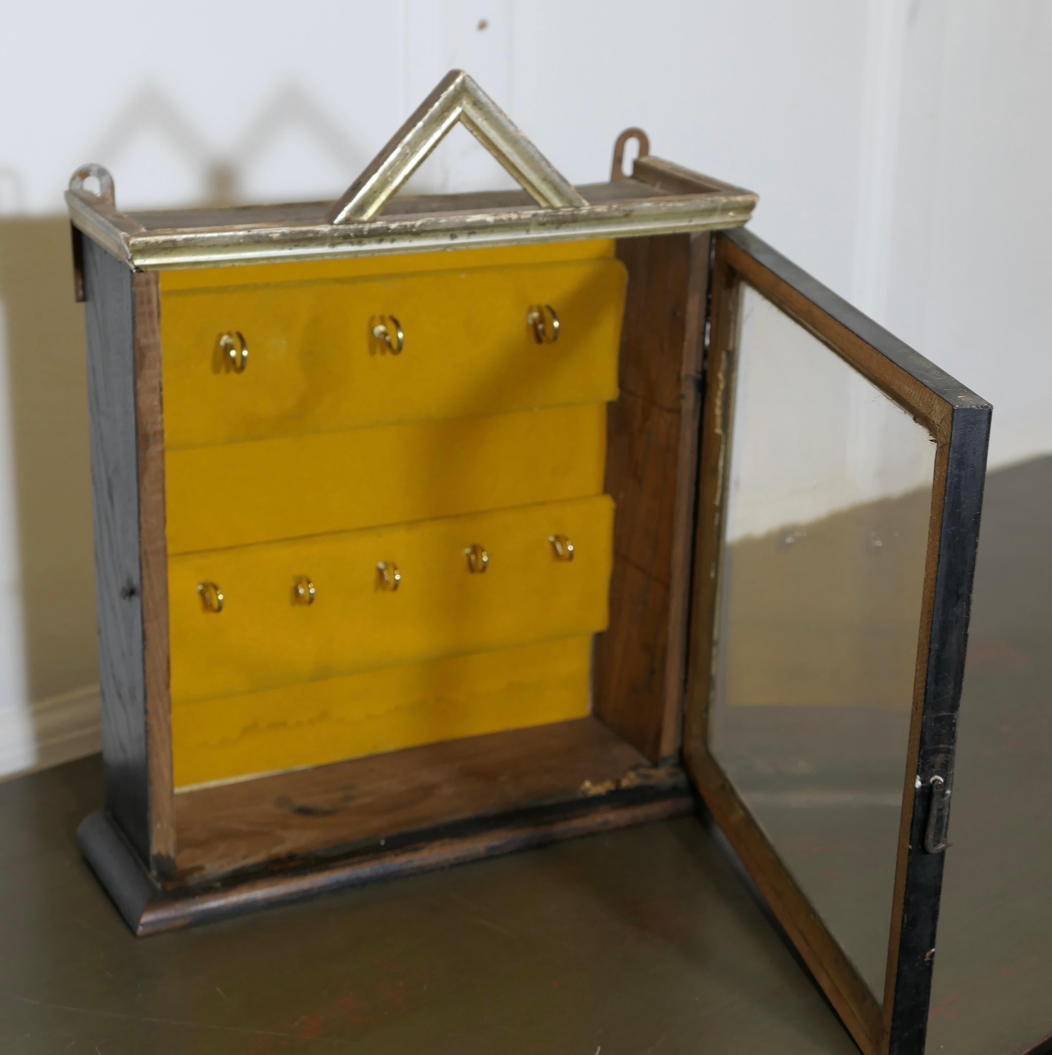 Pin Armoire à clés doublée Night Porters   Une petite clé à façade en verre en vente