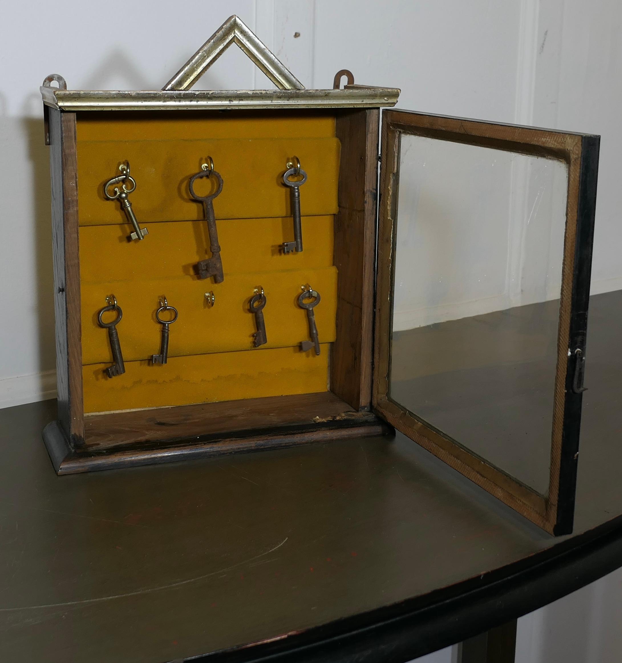 Armoire à clés doublée Night Porters   Une petite clé à façade en verre en vente 1