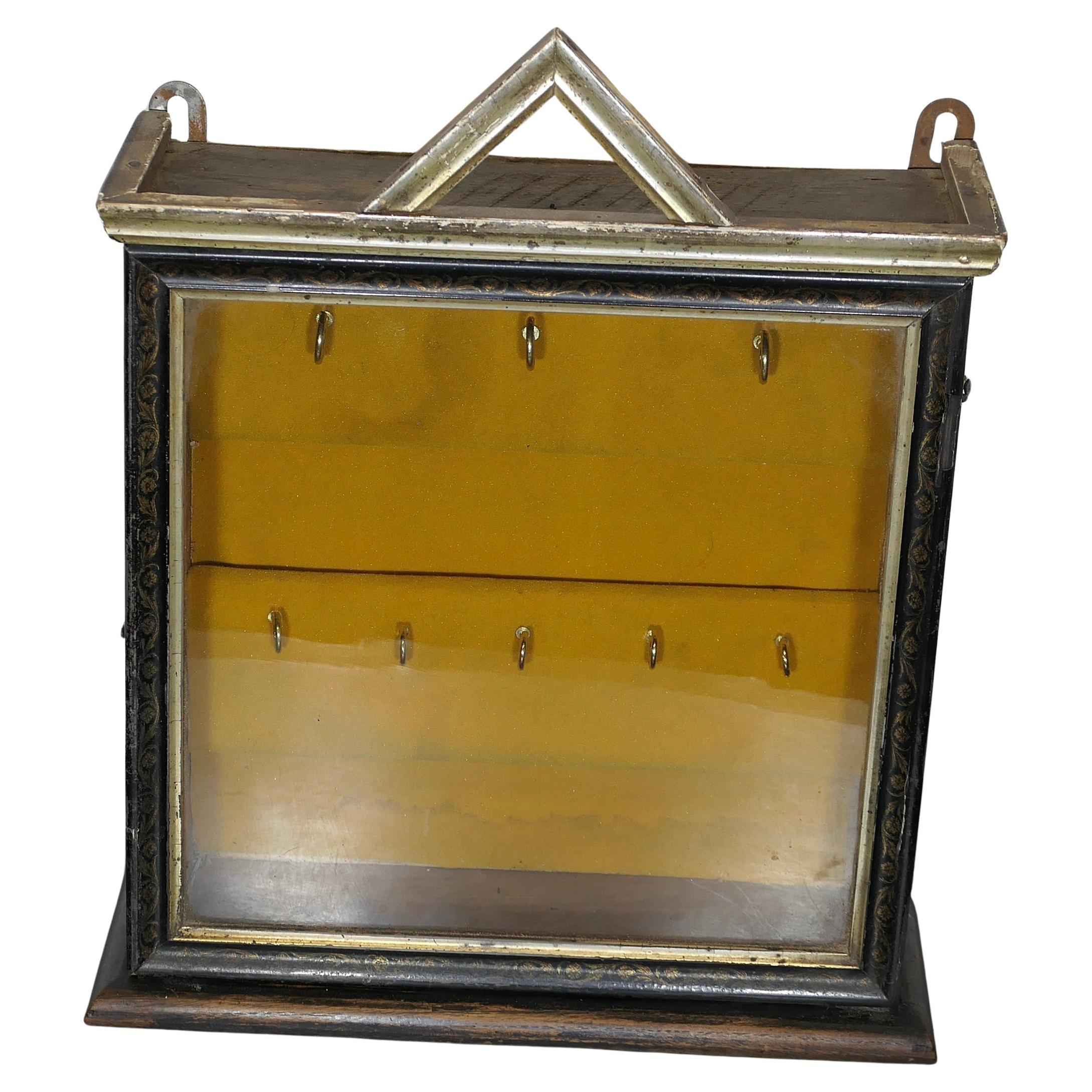 Armoire à clés doublée Night Porters   Une petite clé à façade en verre en vente