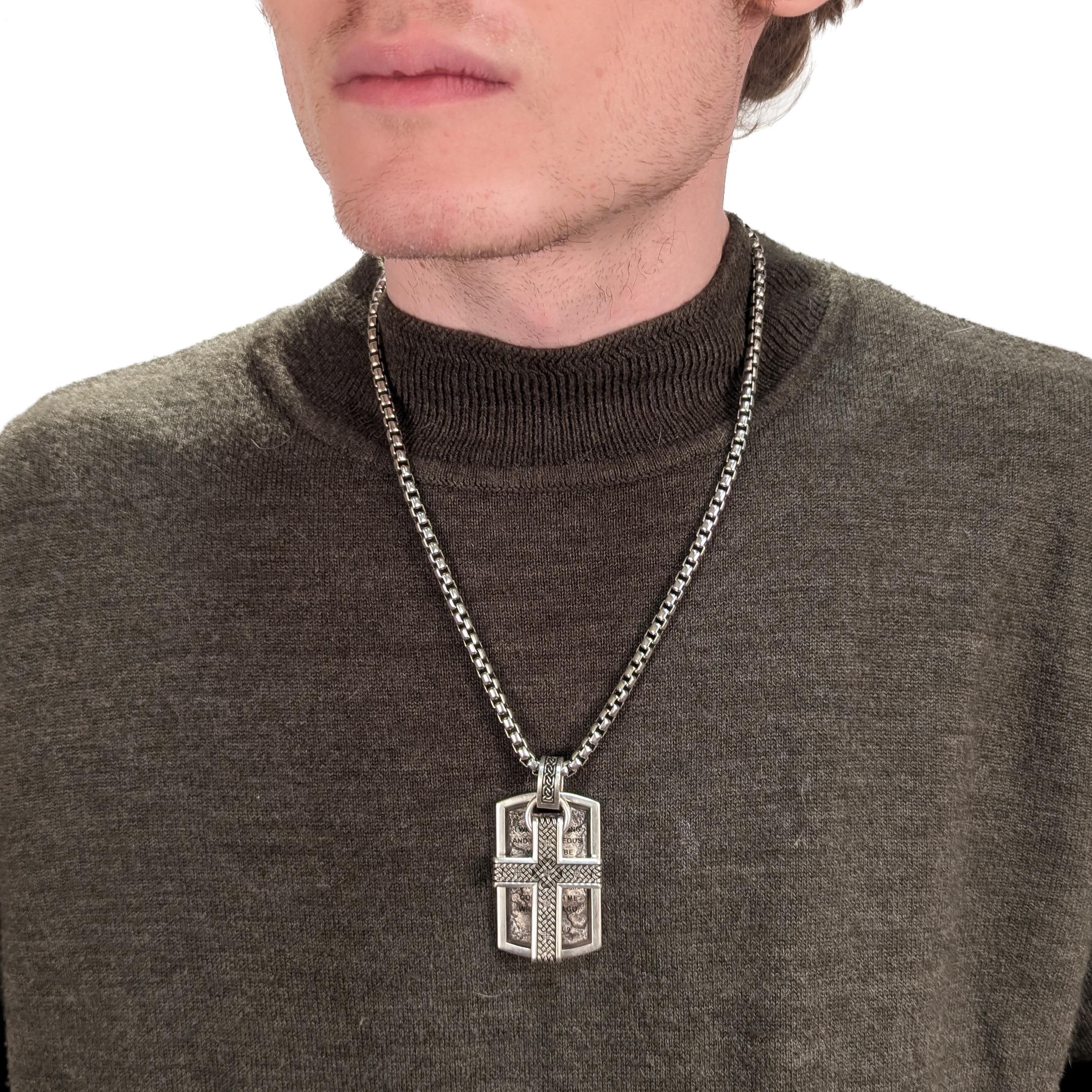 Un bel ciondolo da motociclista.

Da Night Rider.

In argento sterling. 

La croce presenta un motivo di nodi celtici e la scritta 