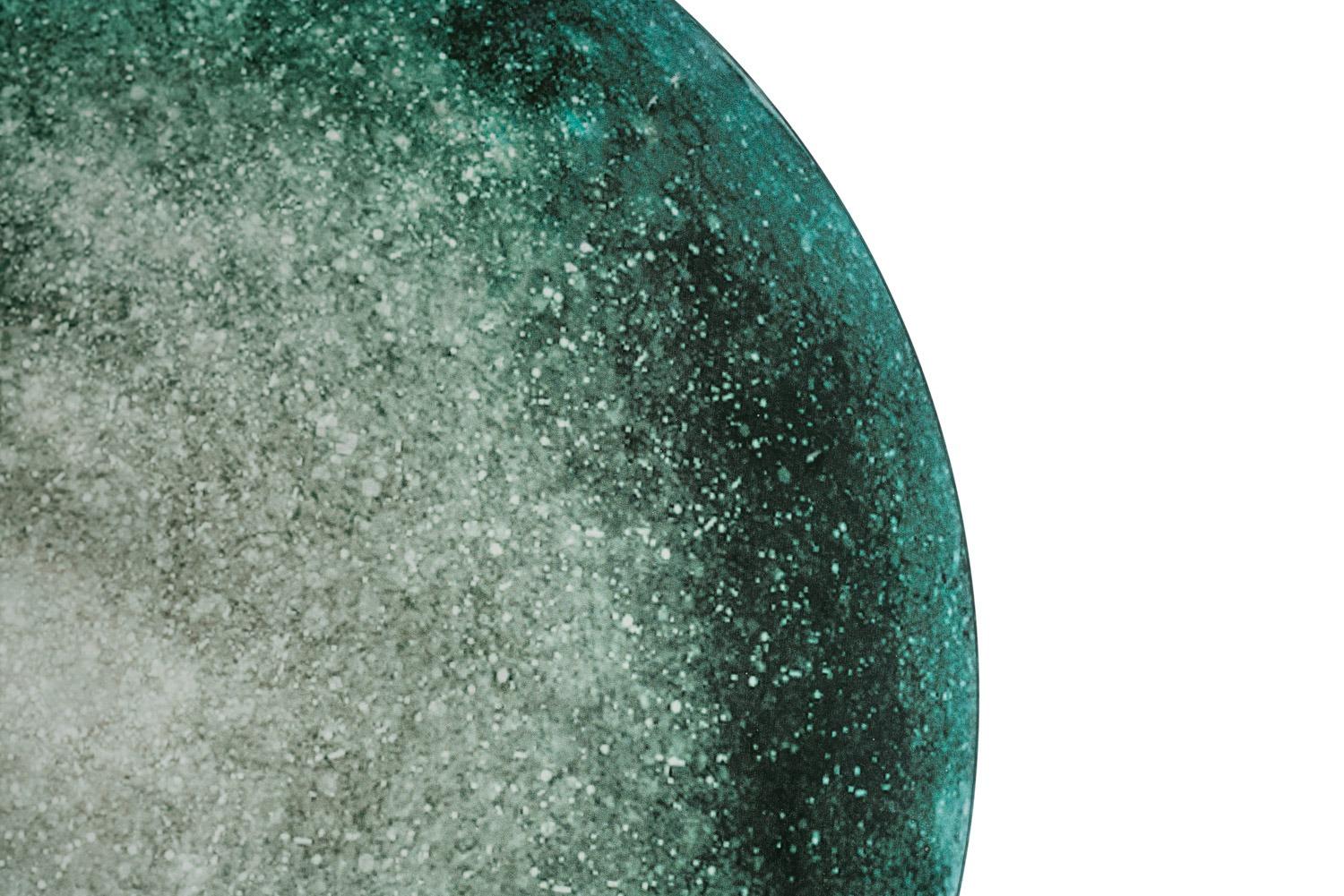 Une fusion singulière de miroir, d'éclairage d'ambiance et d'art du verre sculptural. Le miroir mural rond 