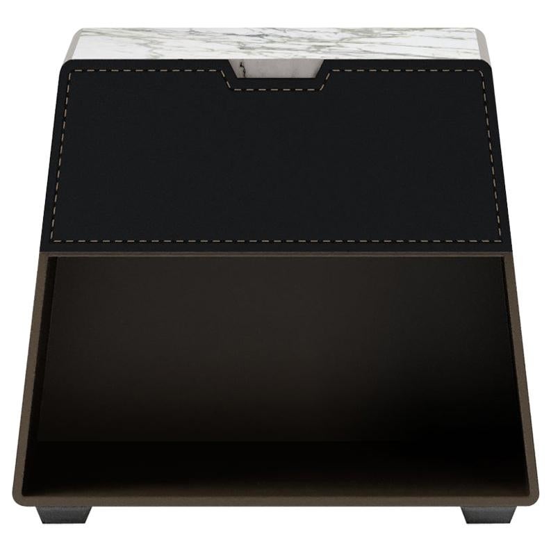 Zeitgenössischer Nachttisch mit lackiertem Korpus, Marmorplatte und Lederschublade im Angebot