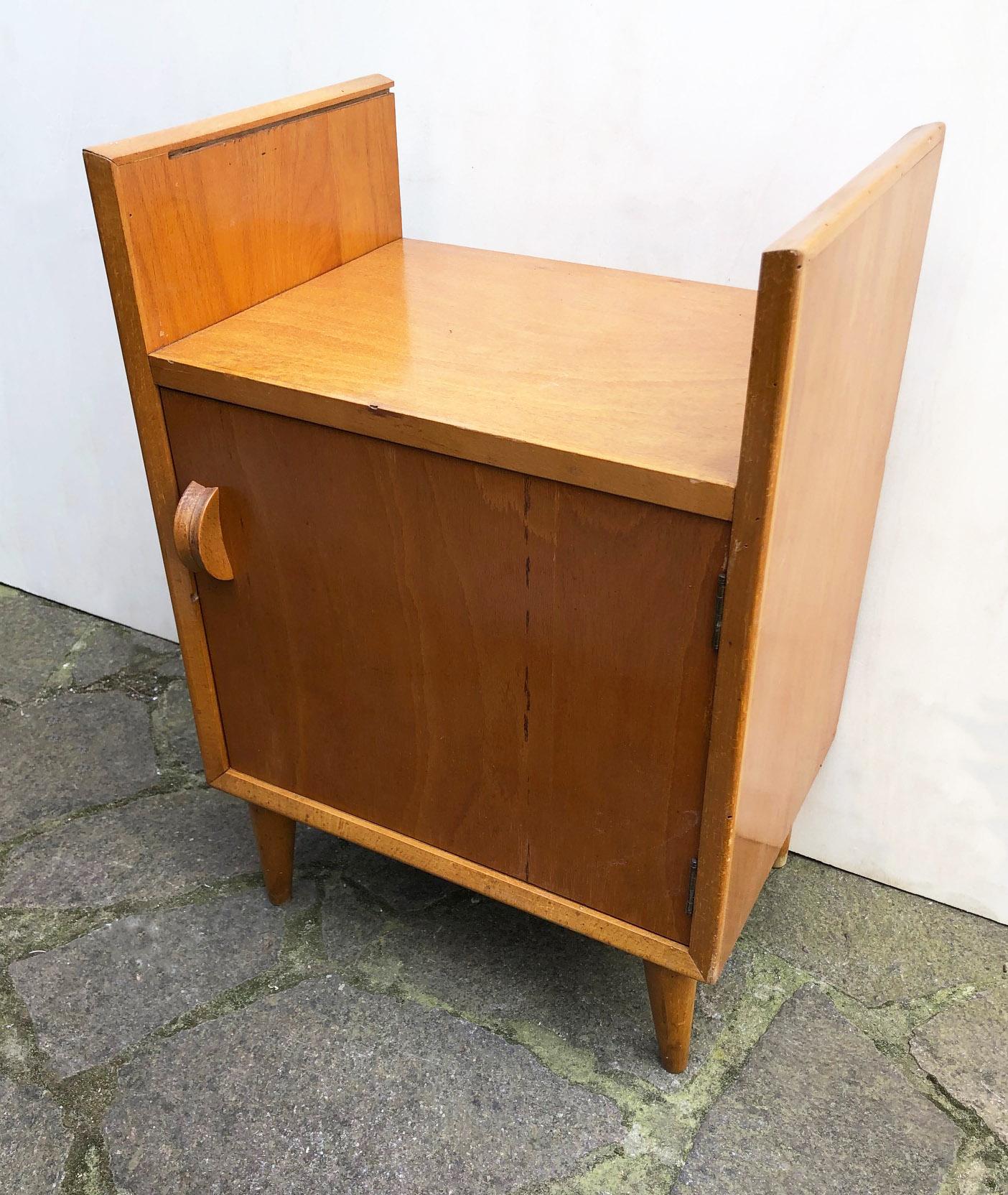 Night stands from 1970 in beech, honeycomb, natural color, Scandinavian design, glass top.

To find out the cost of transport to USA etc write a message indicating the delivery city.