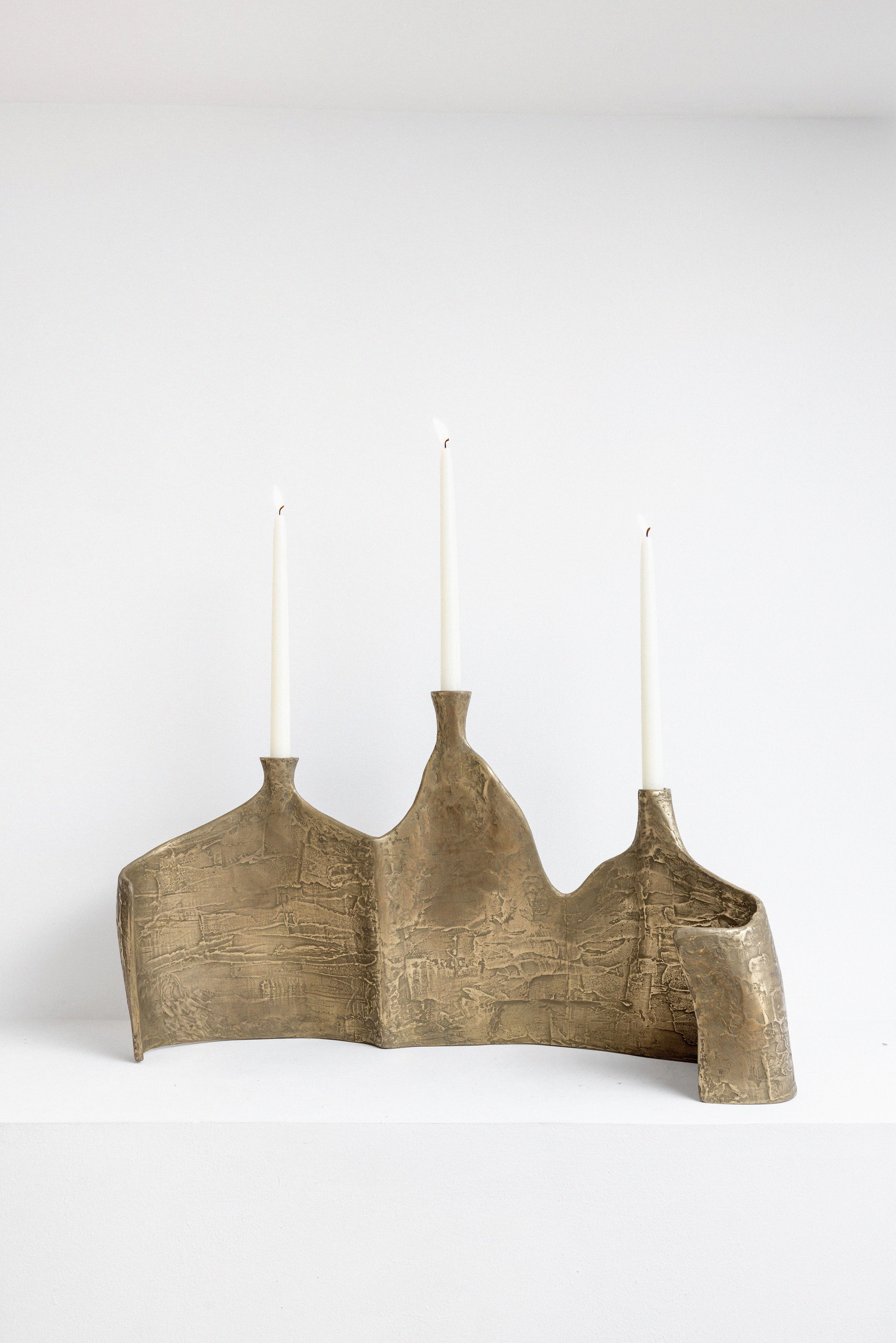 Candelabro triple Night Strikes Sparks de resina metálica de latón by Atelier Ellery
Edición limitada de 8 piezas.
Dimensiones: P 16 x An 63 x Al 39 cm.
Materiales: Resina de latón.

Disponible en distintos acabados y materiales. Los precios pueden
