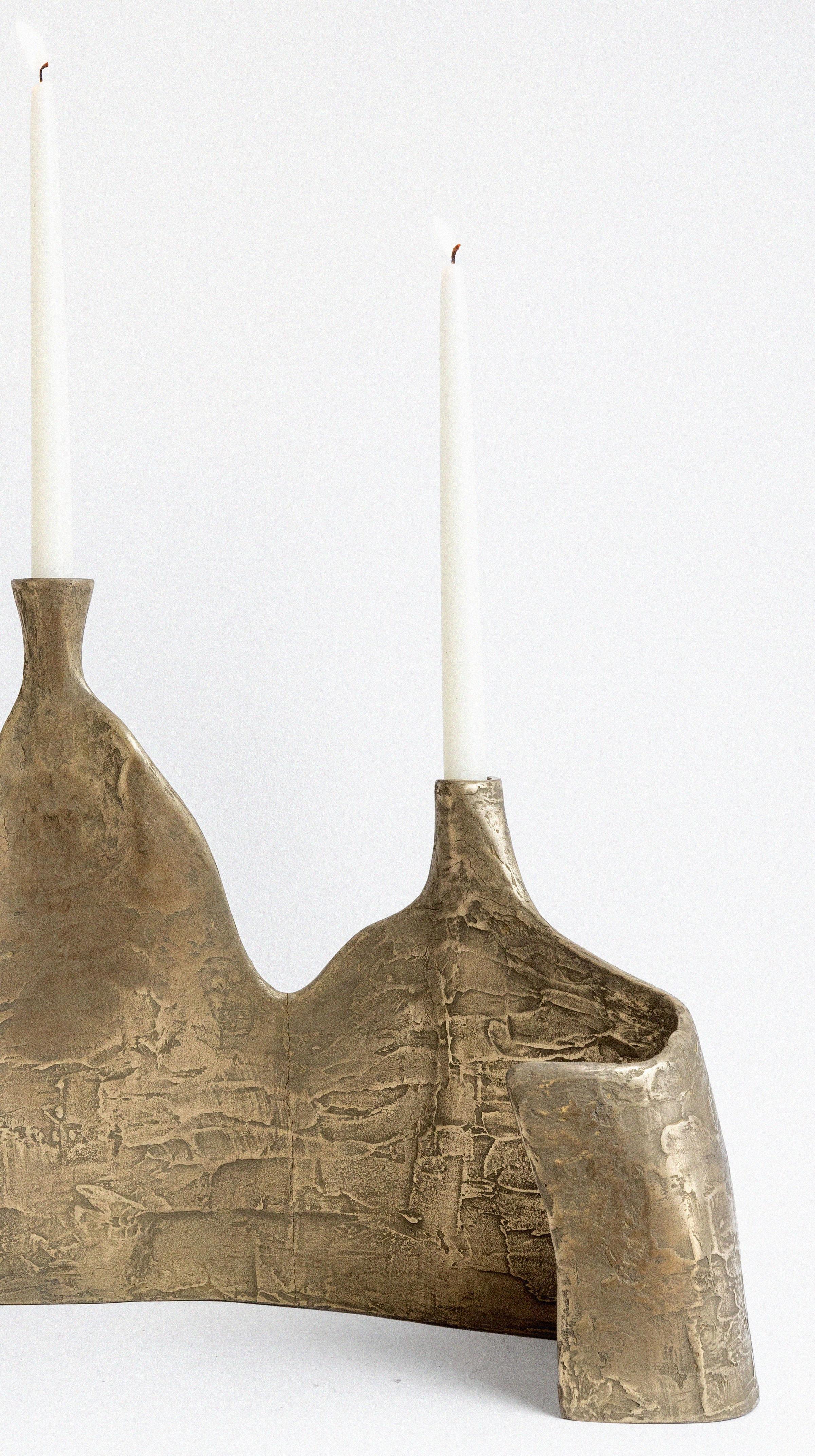 Candelabro triple Night Strikes Sparks de resina metálica de latón by Atelier Ellery Posmoderno en venta