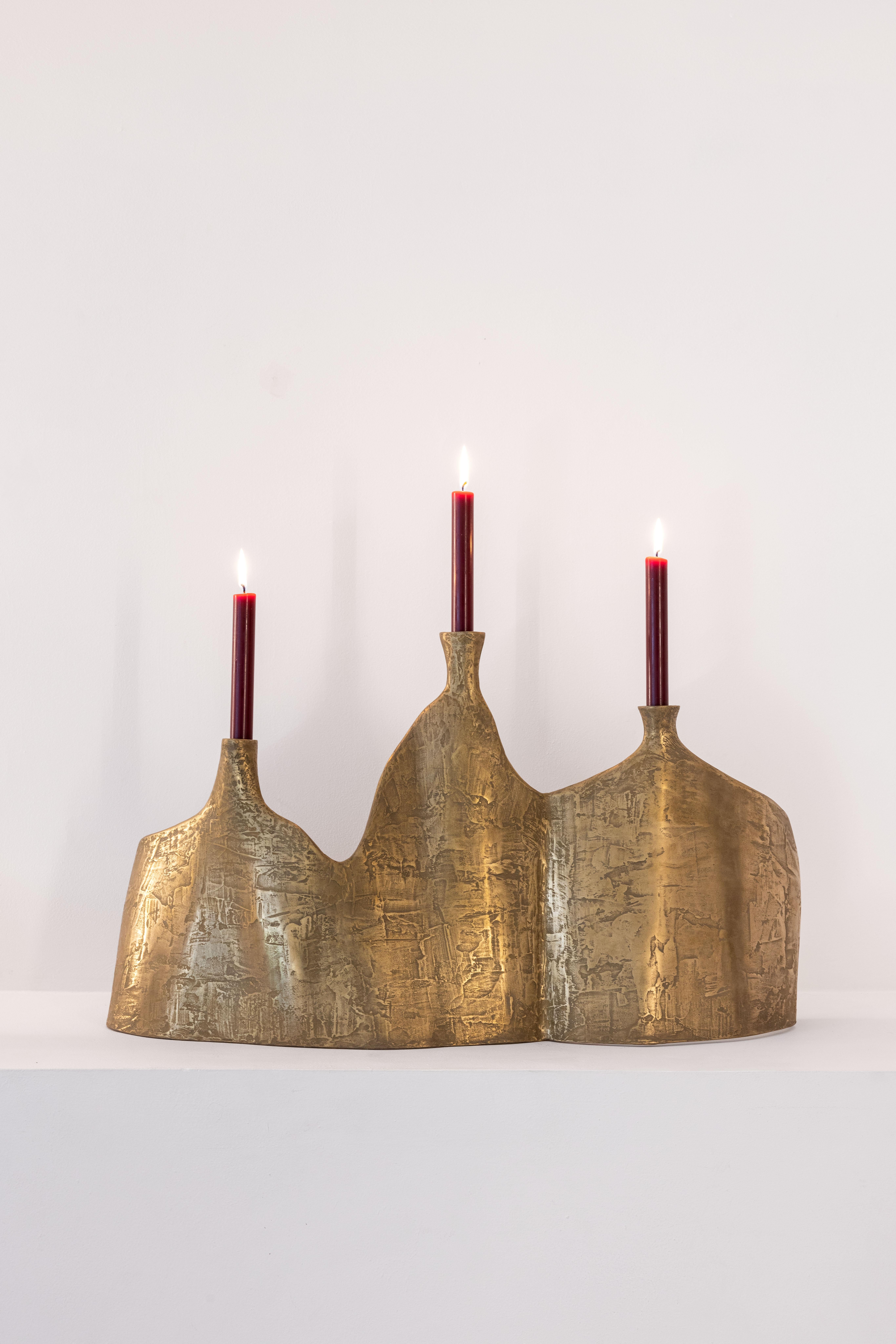 Candelabro triple Night Strikes Sparks de resina metálica de latón by Atelier Ellery en Nuevo estado para la venta en Geneve, CH