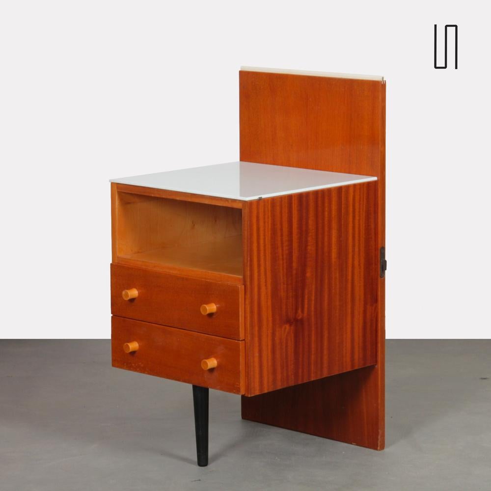 Dieser Nachttisch ist ein Entwurf von Mojmir Pozar für den tschechischen Verlag UP Zavody aus den 1960er Jahren. Dieses Möbelstück ist in einem guten Originalzustand. Die Platte ist aus Opalglas. 
