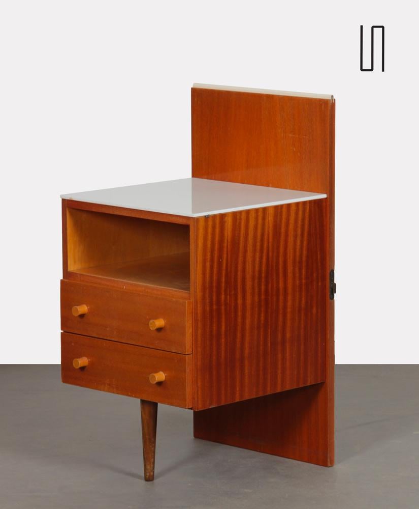 Esta mesilla de noche fue diseñada por Mojmir Pozar para la editorial checa UP Zavody en la década de 1960. Este mueble está en buen estado original. La parte superior es de cristal opalino. 