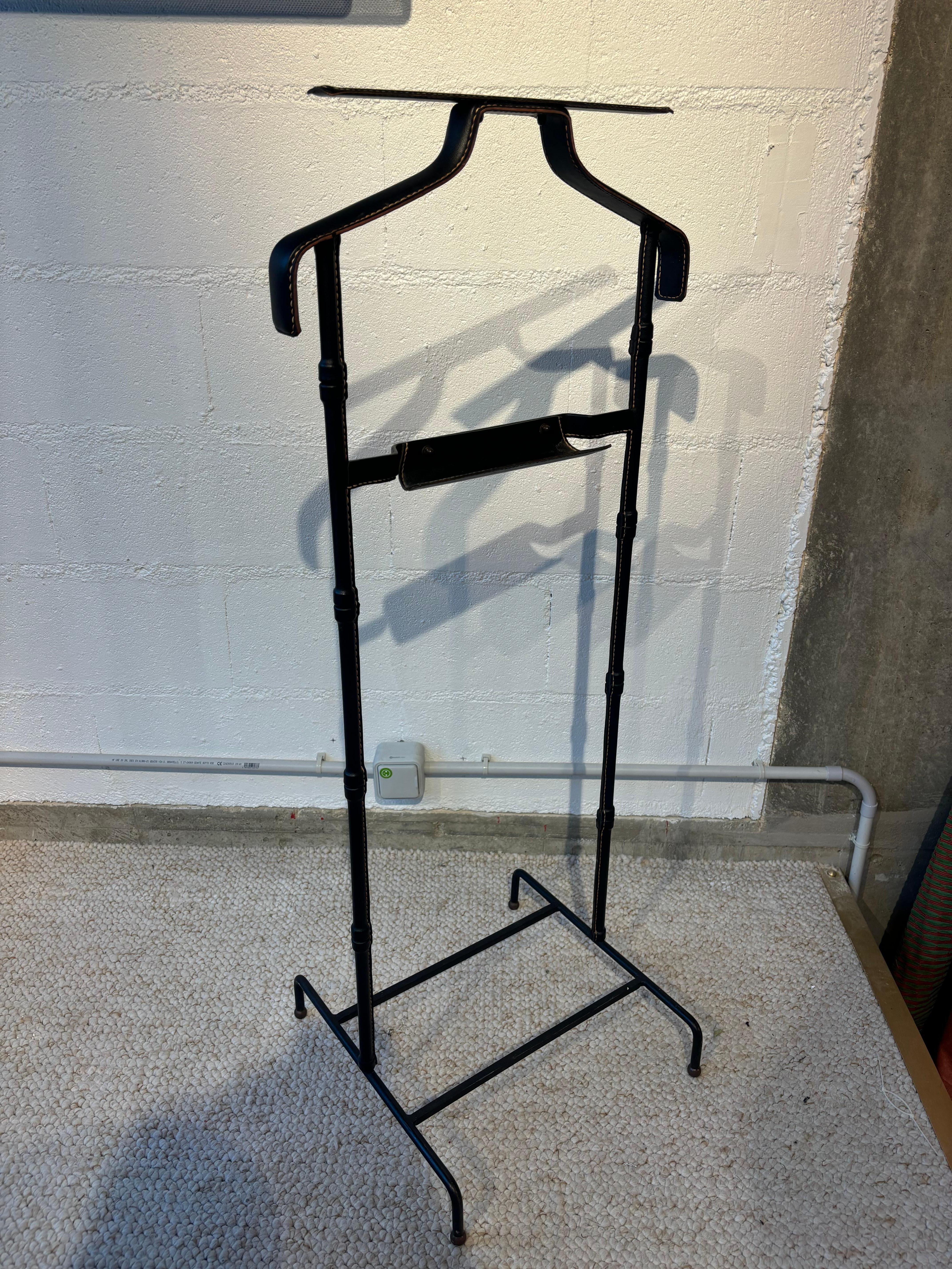 Be.Jolie valet de nuit en cuir par Jacques Adnet 