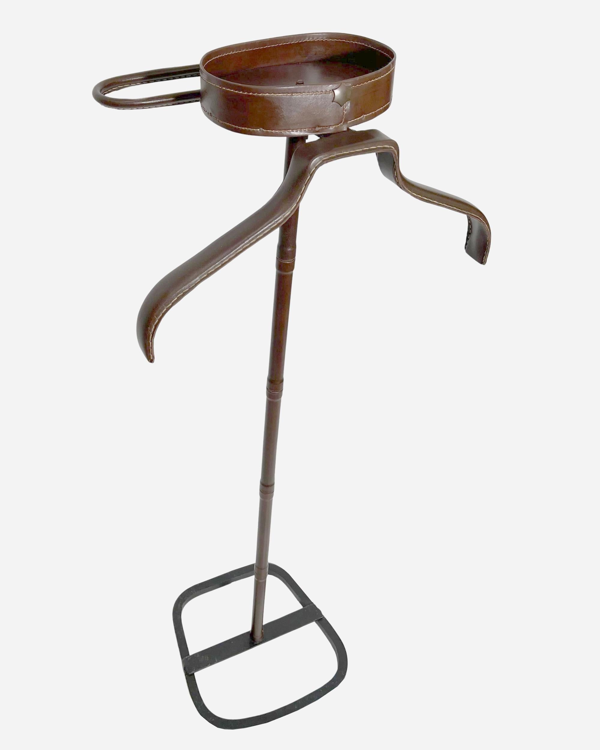Mid-Century moderno Night valet in tan leather with saddle-stitching, by J. Adnet, France circa 1960 in vendita