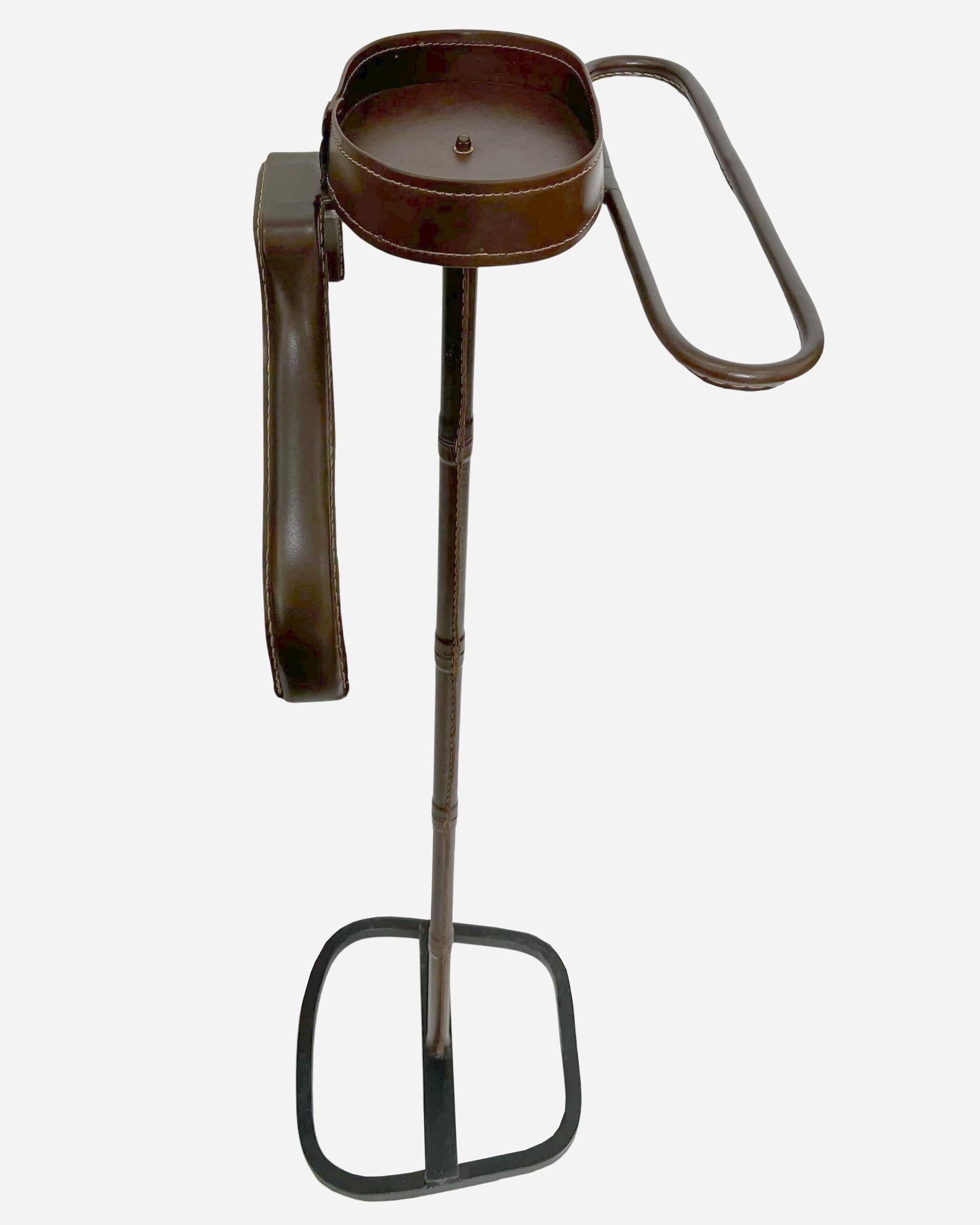 Francese Night valet in tan leather with saddle-stitching, by J. Adnet, France circa 1960 in vendita