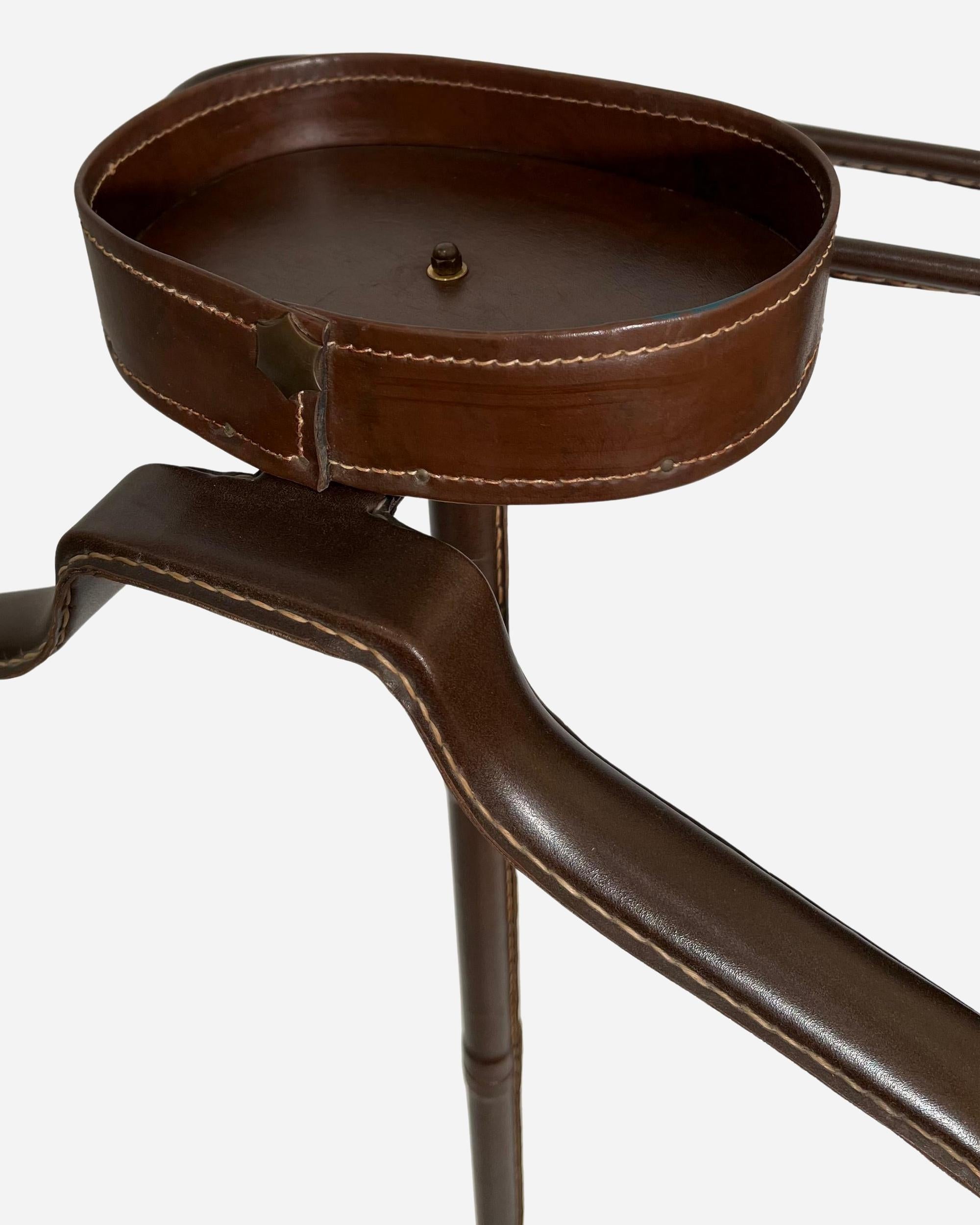 Metà XX secolo Night valet in tan leather with saddle-stitching, by J. Adnet, France circa 1960 in vendita