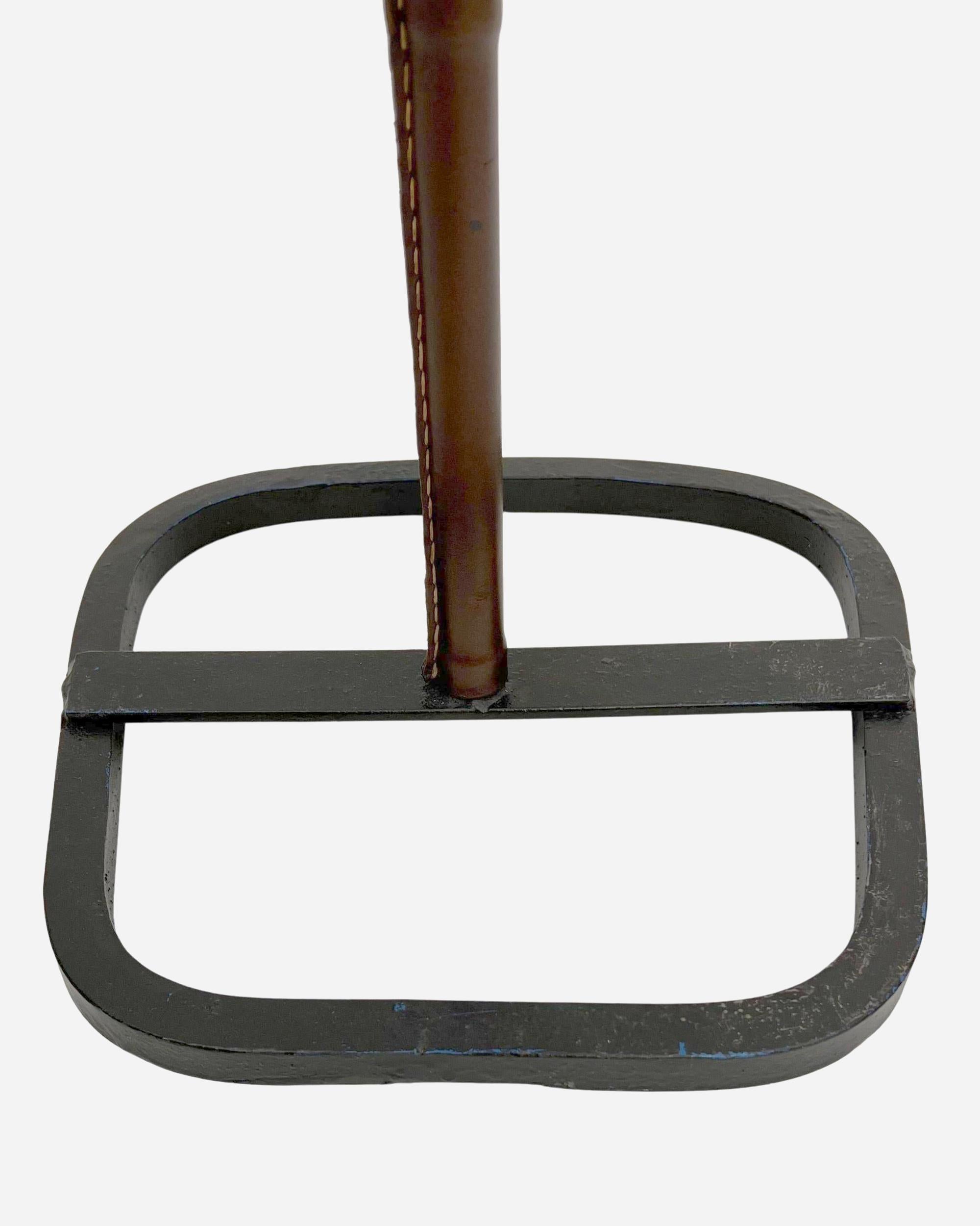 Night valet in tan leather with saddle-stitching, by J. Adnet, France circa 1960 in vendita 1