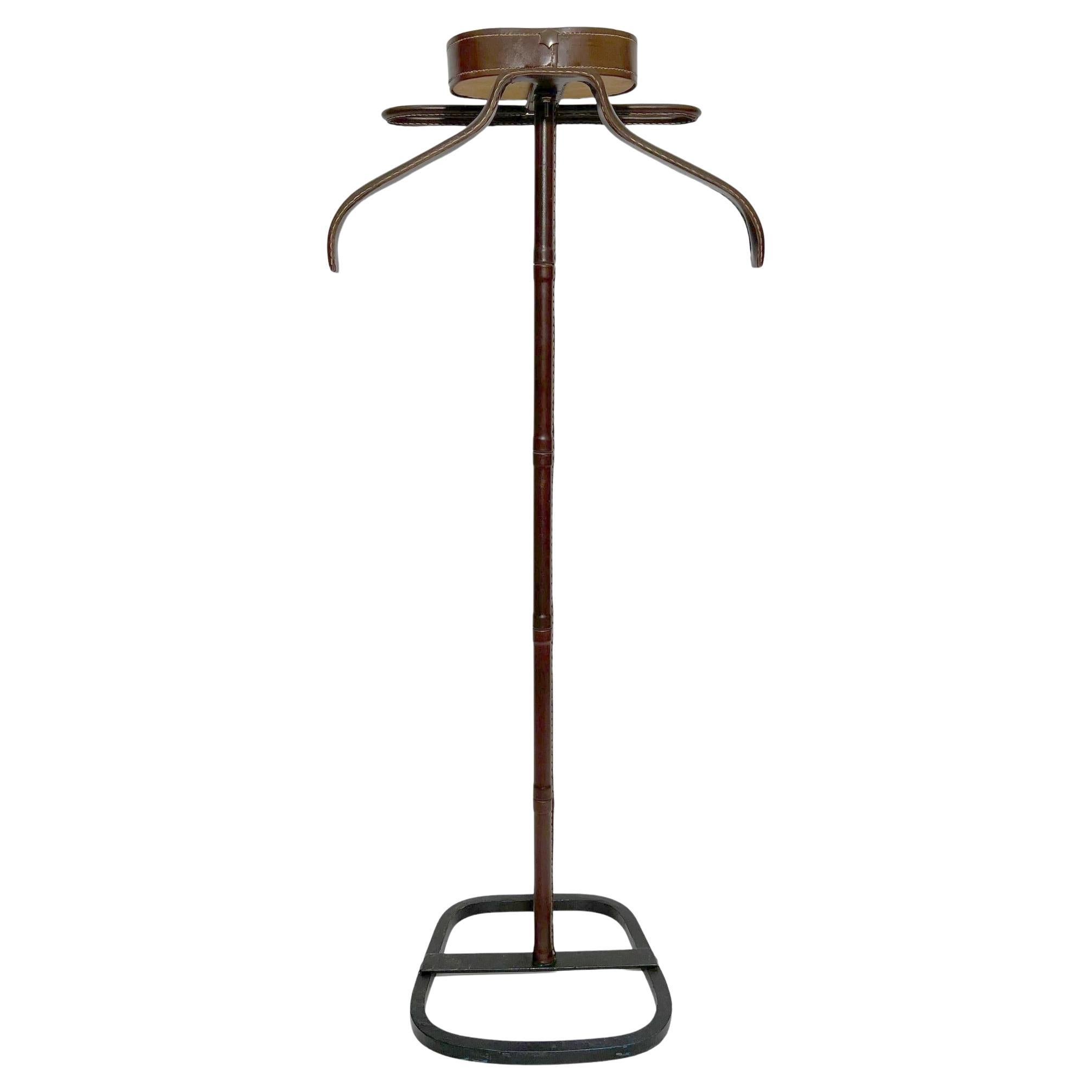 Night valet in tan leather with saddle-stitching, by J. Adnet, France circa 1960 in vendita