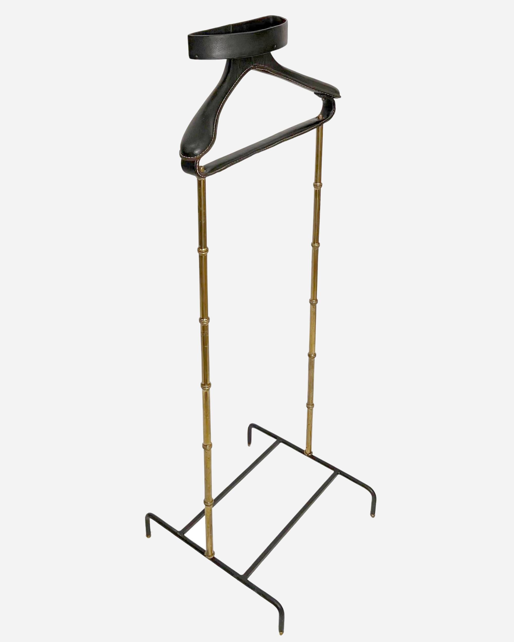 Mid-Century Modern Night valet in turned brass and black leather by J. Adnet, France circa 1950 For Sale