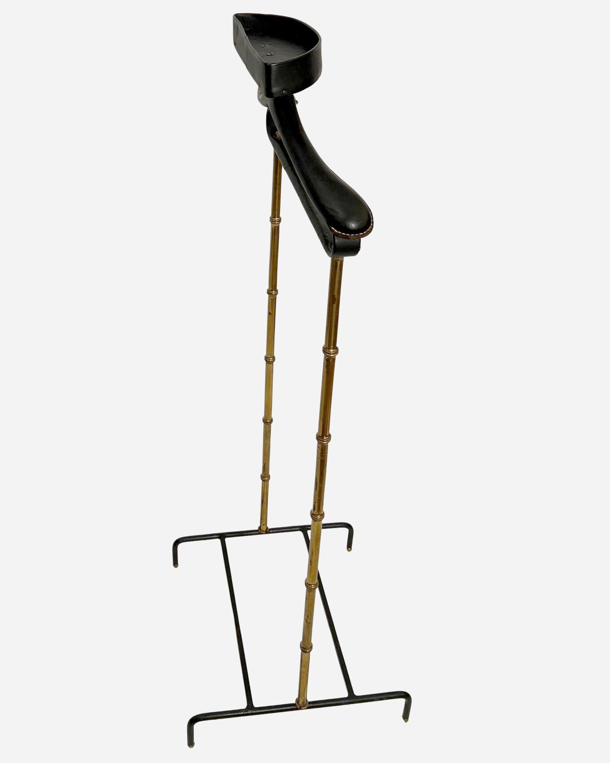French Night valet in turned brass and black leather by J. Adnet, France circa 1950 For Sale