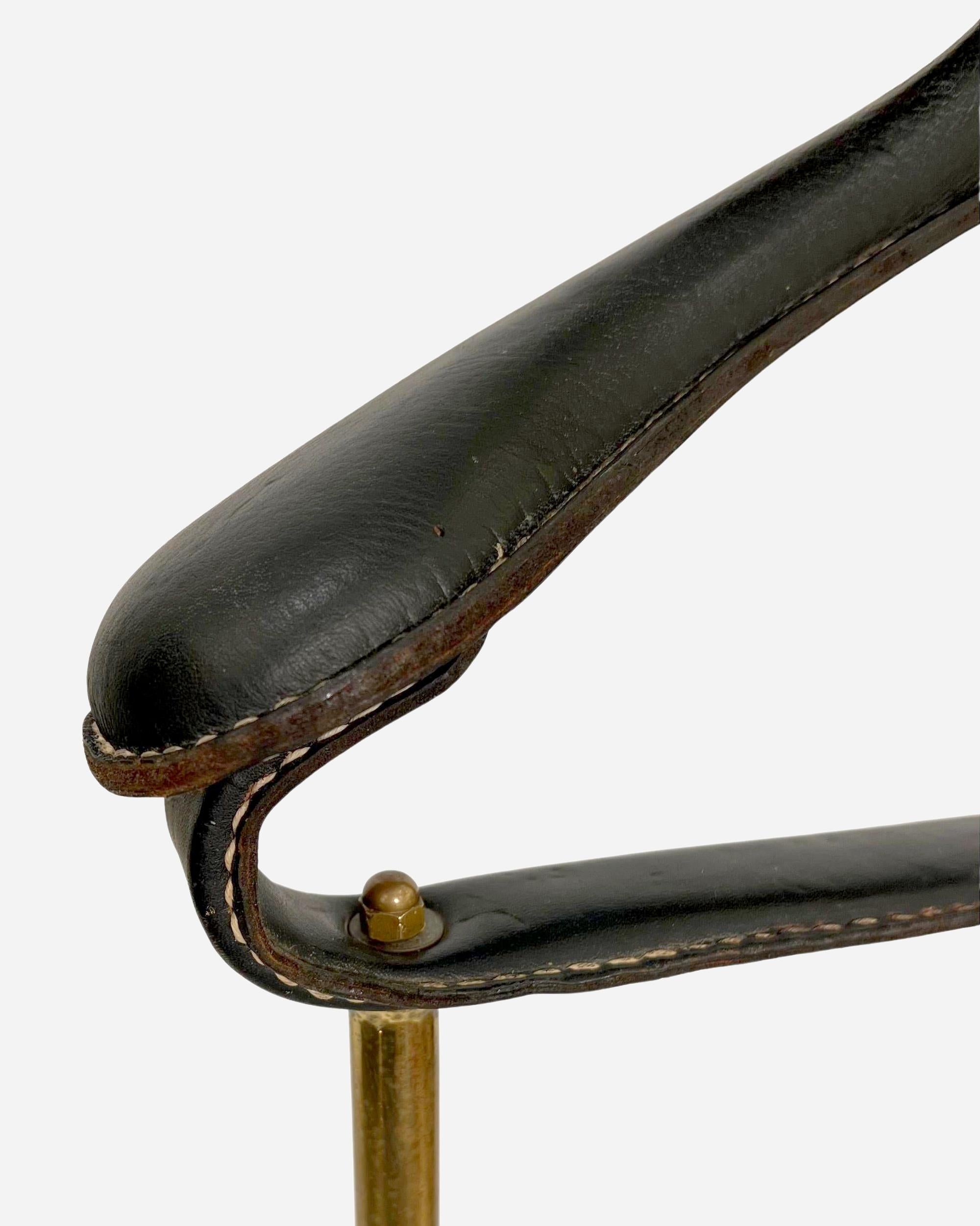 Night valet in turned brass and black leather by J. Adnet, France circa 1950 In Good Condition For Sale In Paris, FR