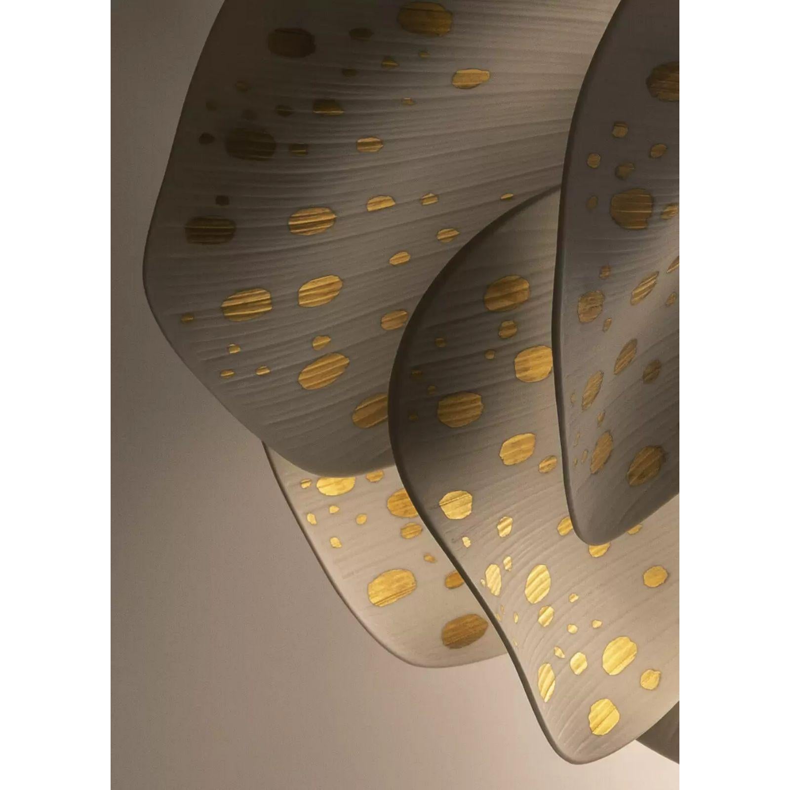 Lampada da soffitto in porcellana della Nightbloom Collection, creata da Lladró in collaborazione con il designer olandese Marcel Wanders. Delicati petali che sembrano ondeggiare nella brezza ispirano pezzi unici e innovativi.

I petali della