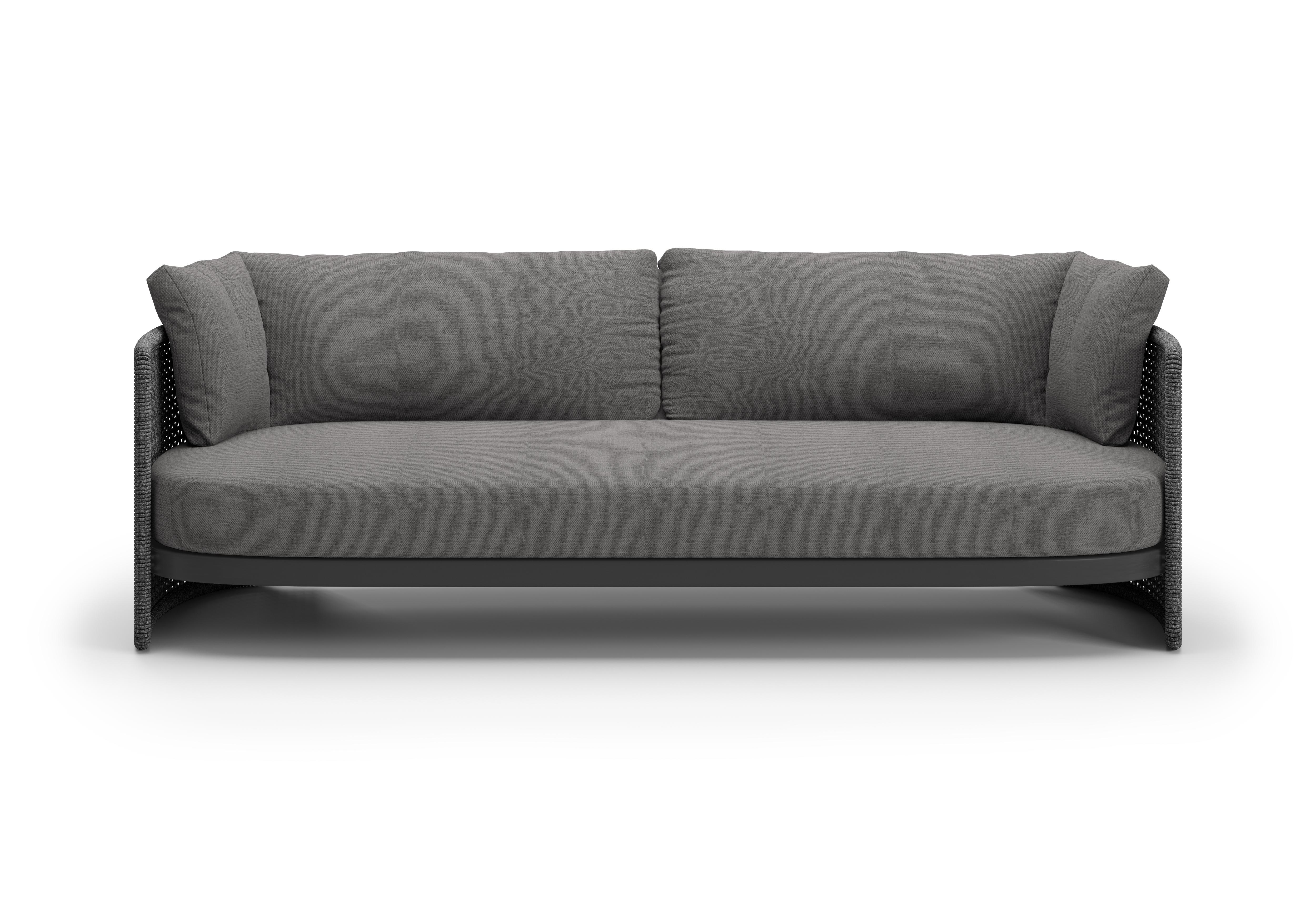 Sofá 3 plazas Nightfall Miura by SNOC
Dimensiones: An 230 x Pr 82,5 x Al 80 cm.
Materiales: Cuerda acrílica, aluminio. 


La colección de exterior Miura es una invitación a la comodidad y la elegancia. Los asientos, de formas suaves y voluminosas,
