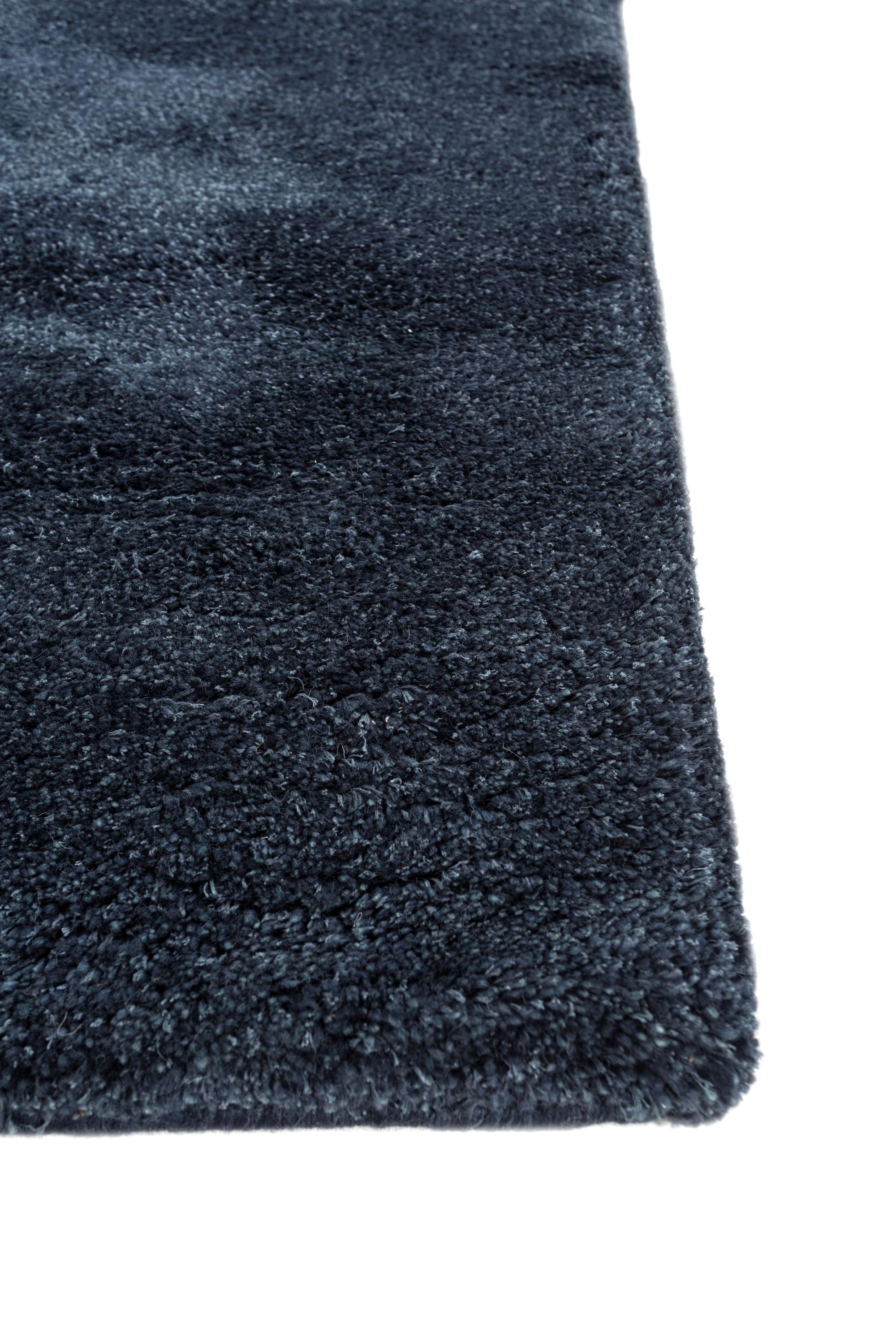 Moderne Tapis noué à la main Nightfall Noir bleu marine profond et bleu marine profond 180 x 270 cm en vente